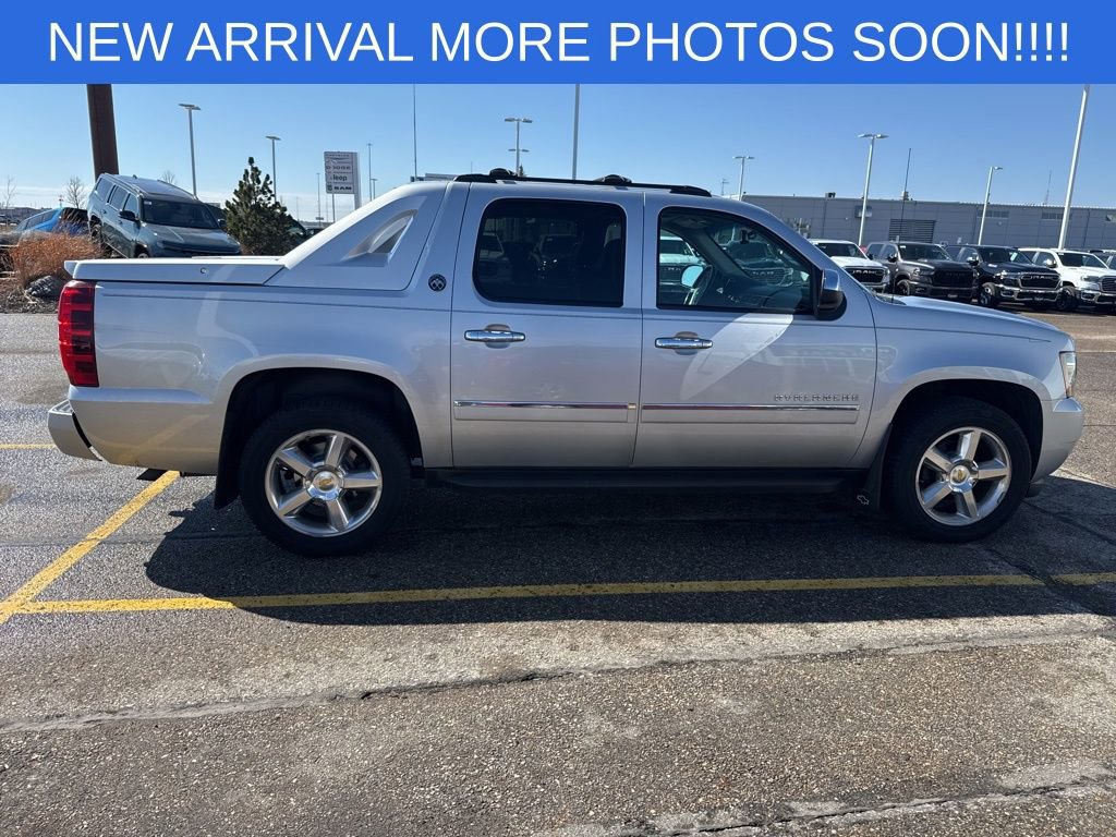 Used 2013 Chevrolet Avalanche LTZ AWD/4WD image 9