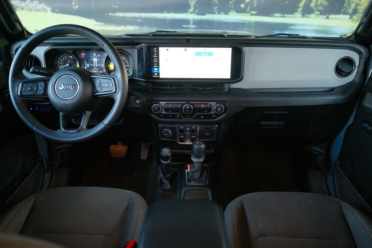 Used 2024 Jeep Wrangler Unlimited w/ Technology Group AWD/4WD image 9