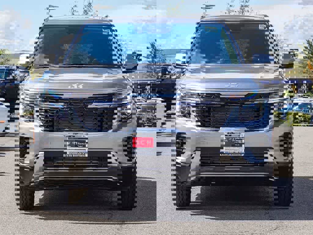 Used 2025 Kia Seltos EX FWD image 2