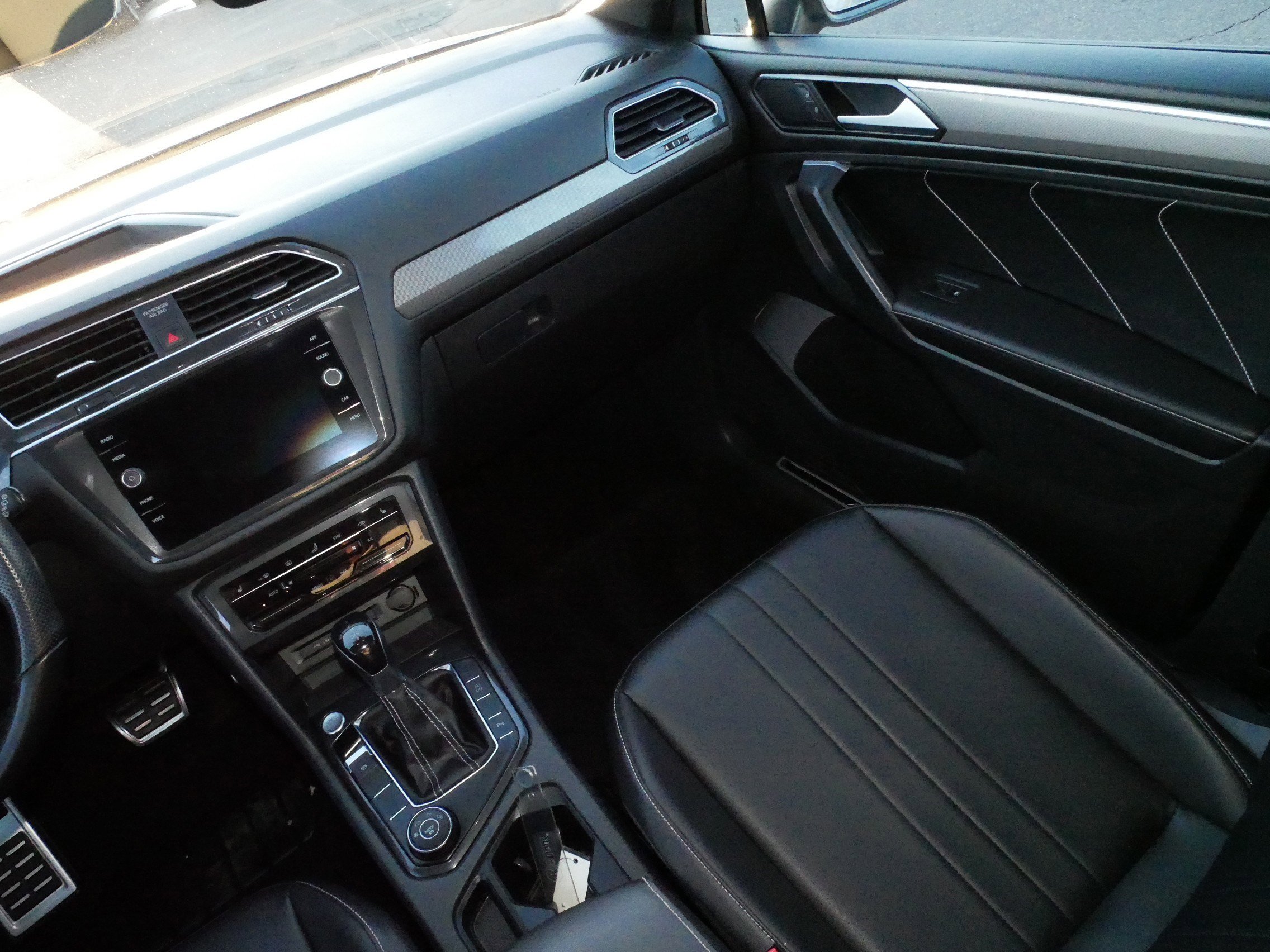 Certified 2022 Volkswagen Tiguan SE R-Line image 11