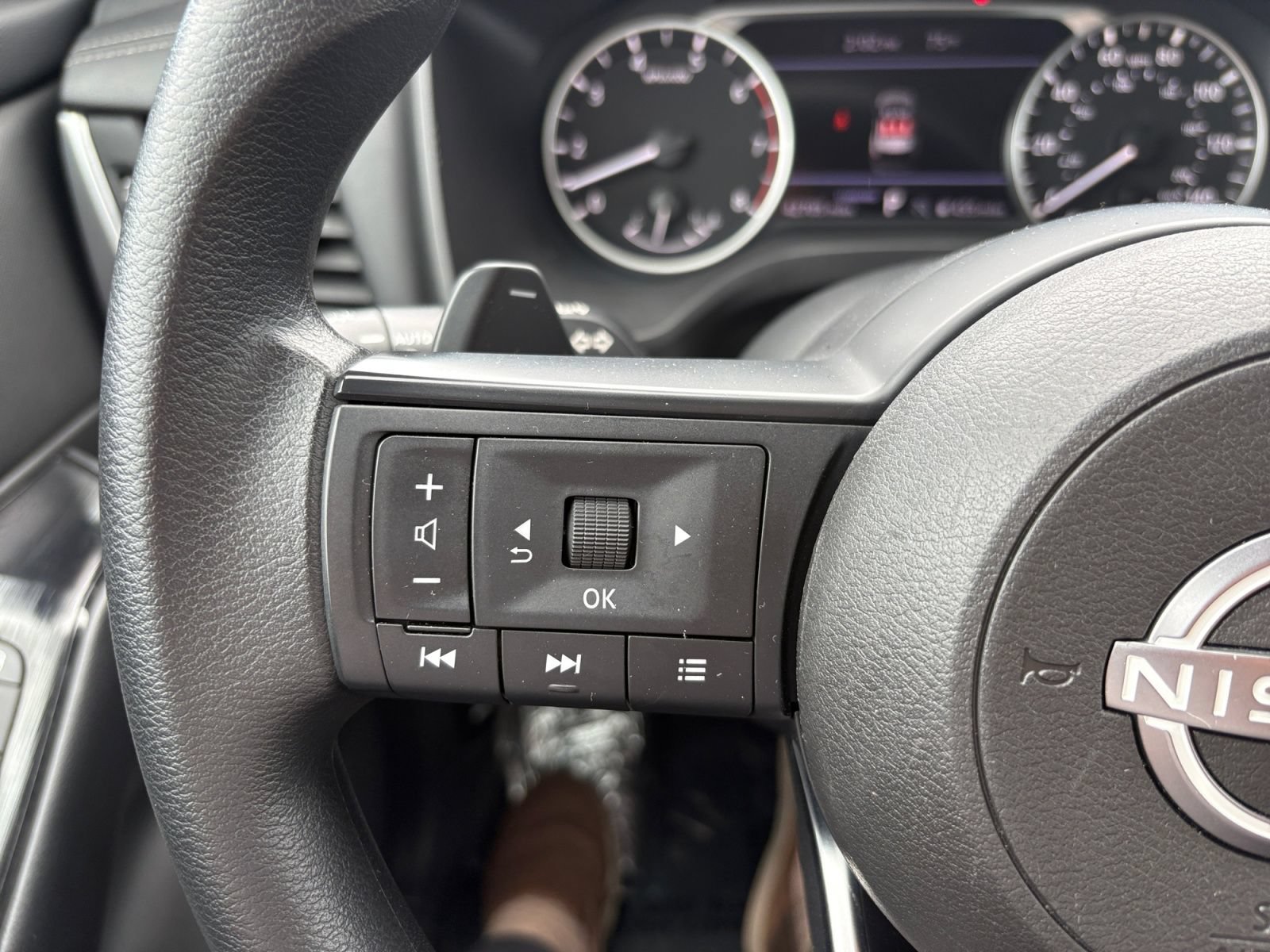 Used 2024 Nissan Rogue S FWD image 24