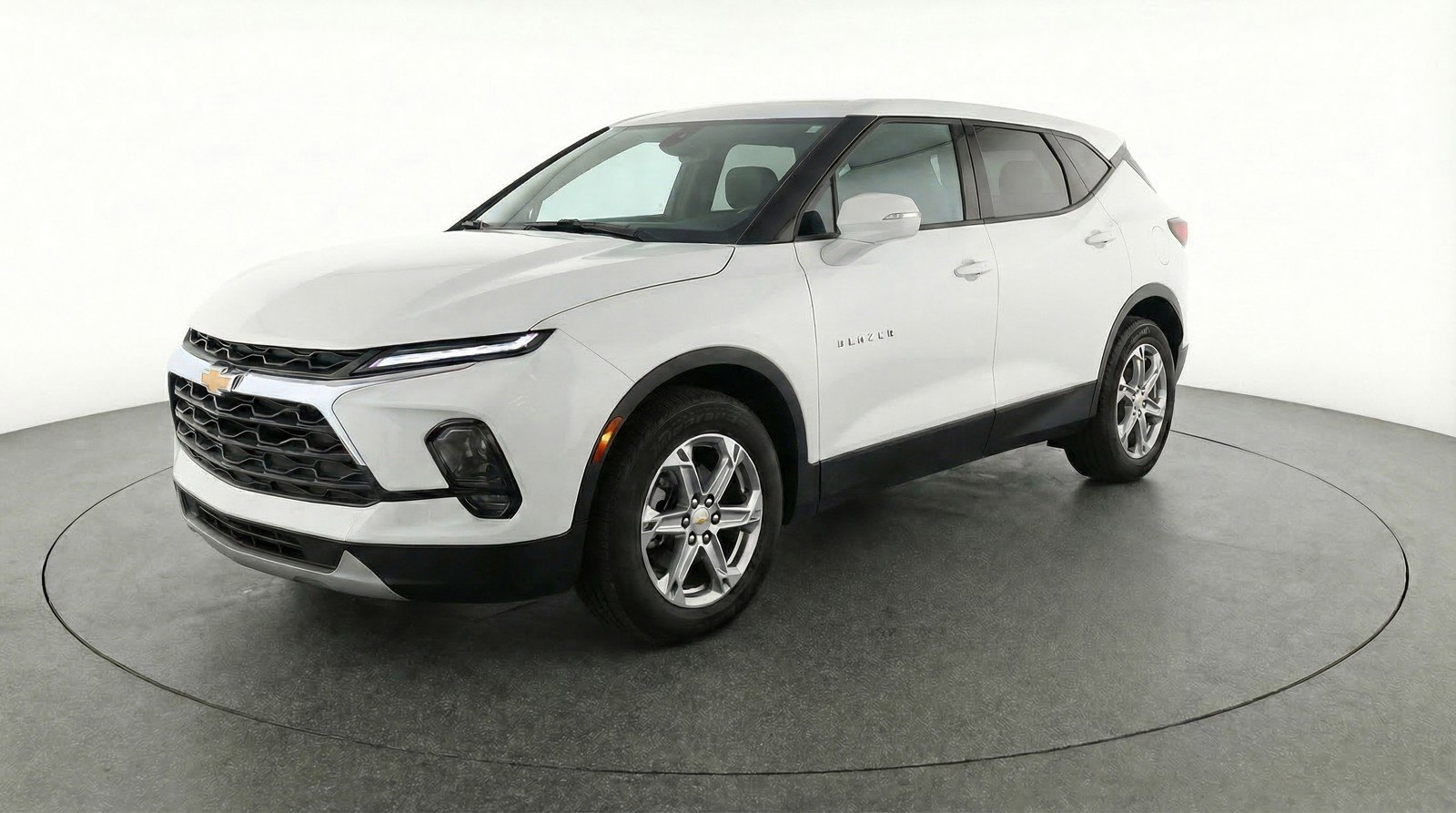 Used 2025 Chevrolet Blazer LT FWD image 3