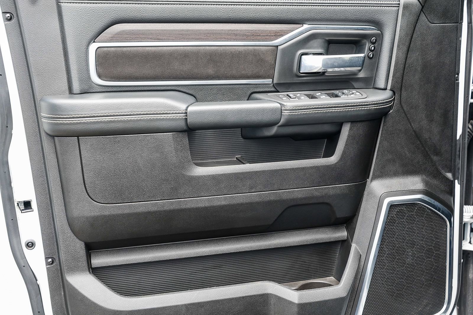 Used 2025 RAM 2500 Laramie w/ Towing Technology Group AWD/4WD image 20