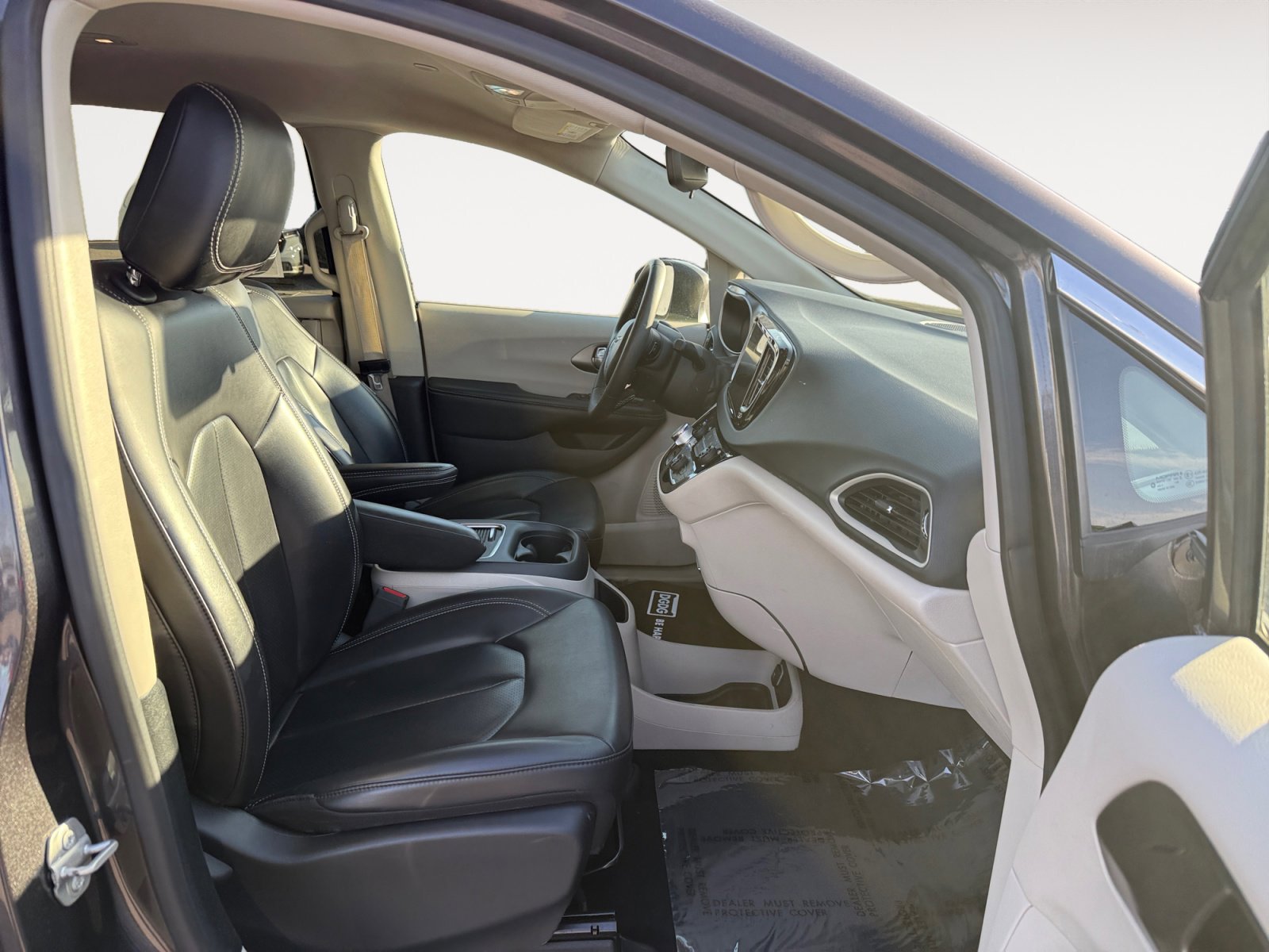 Used 2023 Chrysler Pacifica Touring-L image 19