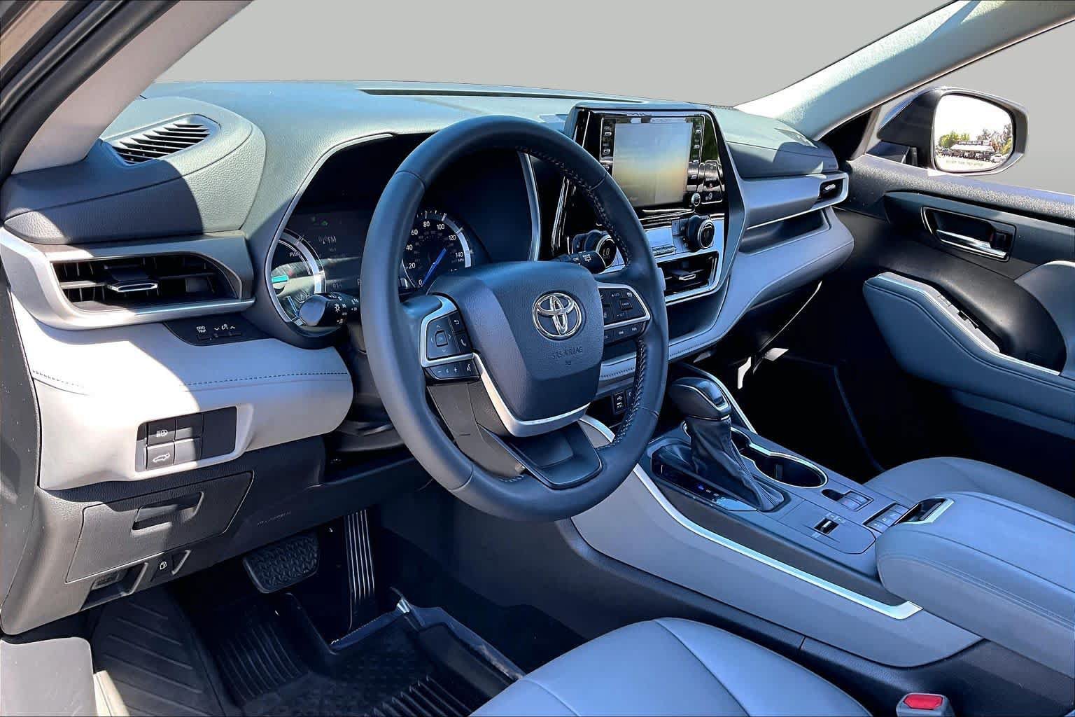 Used 2022 Toyota Highlander XLE AWD/4WD image 17
