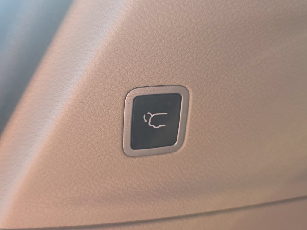 Used 2017 Chrysler Pacifica Touring-L FWD image 16