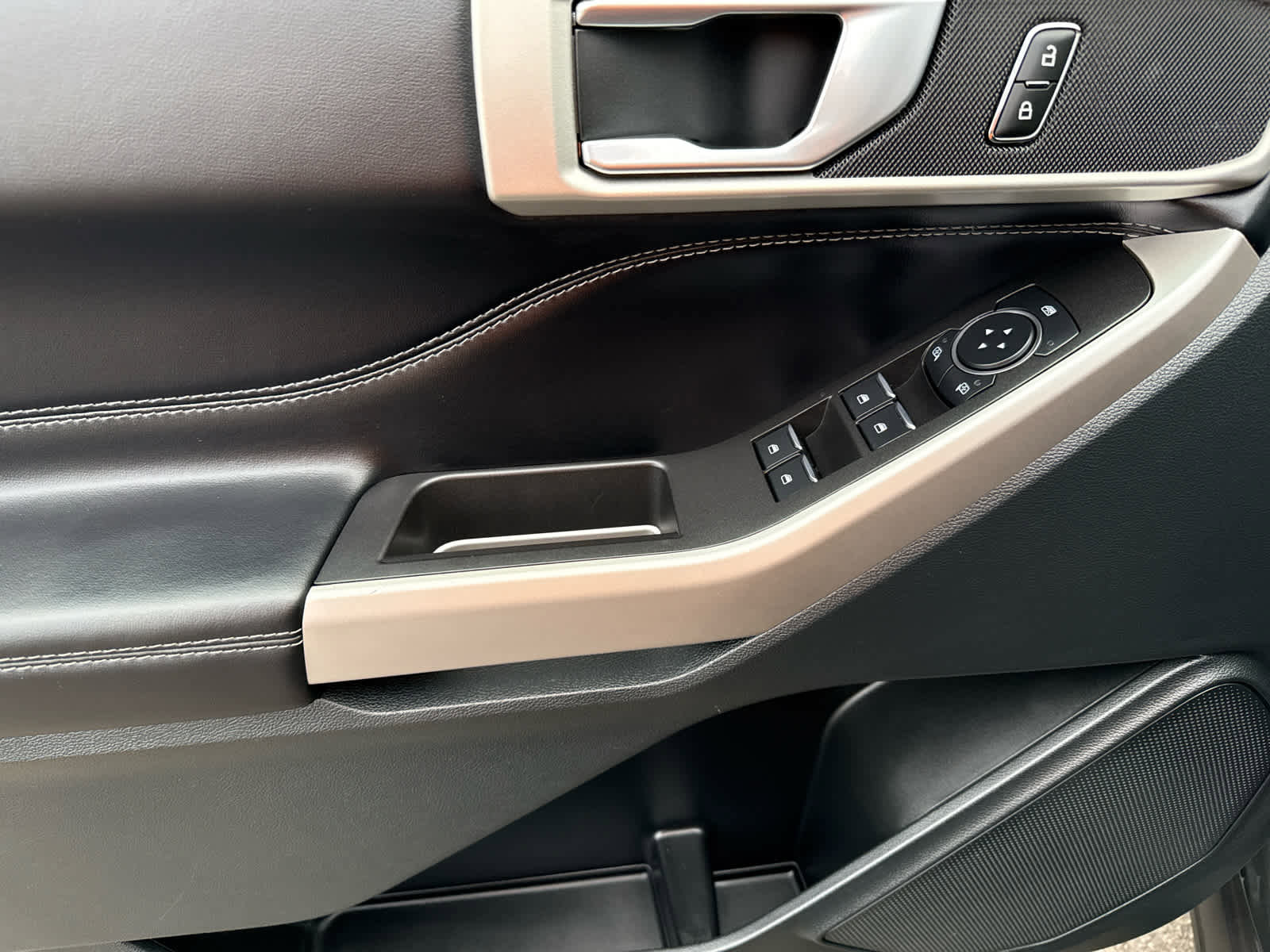 Used 2023 Ford Explorer XLT image 10