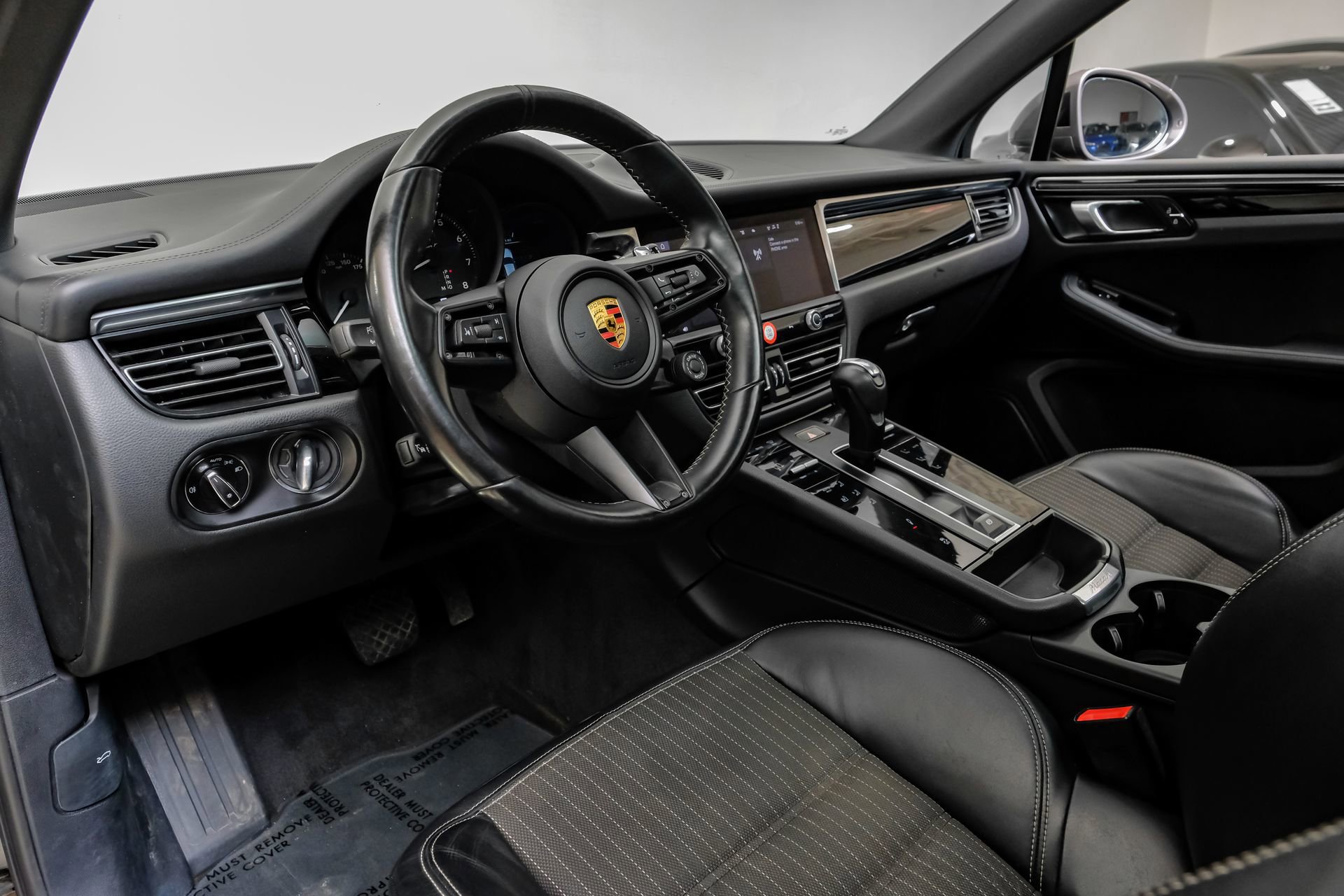 Used 2023 Porsche Macan Turbo AWD/4WD image 3
