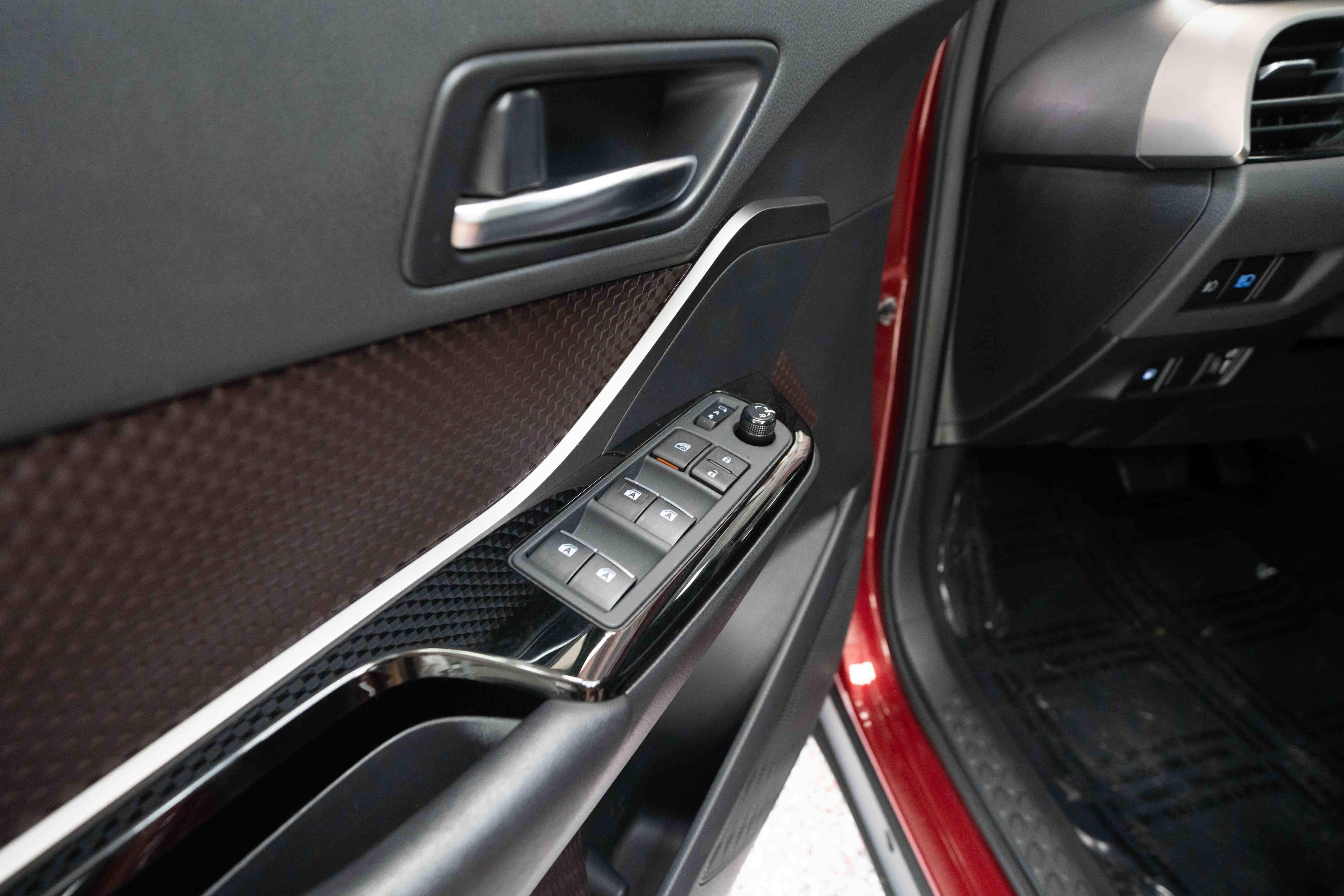 Used 2019 Toyota C-HR Limited FWD image 7