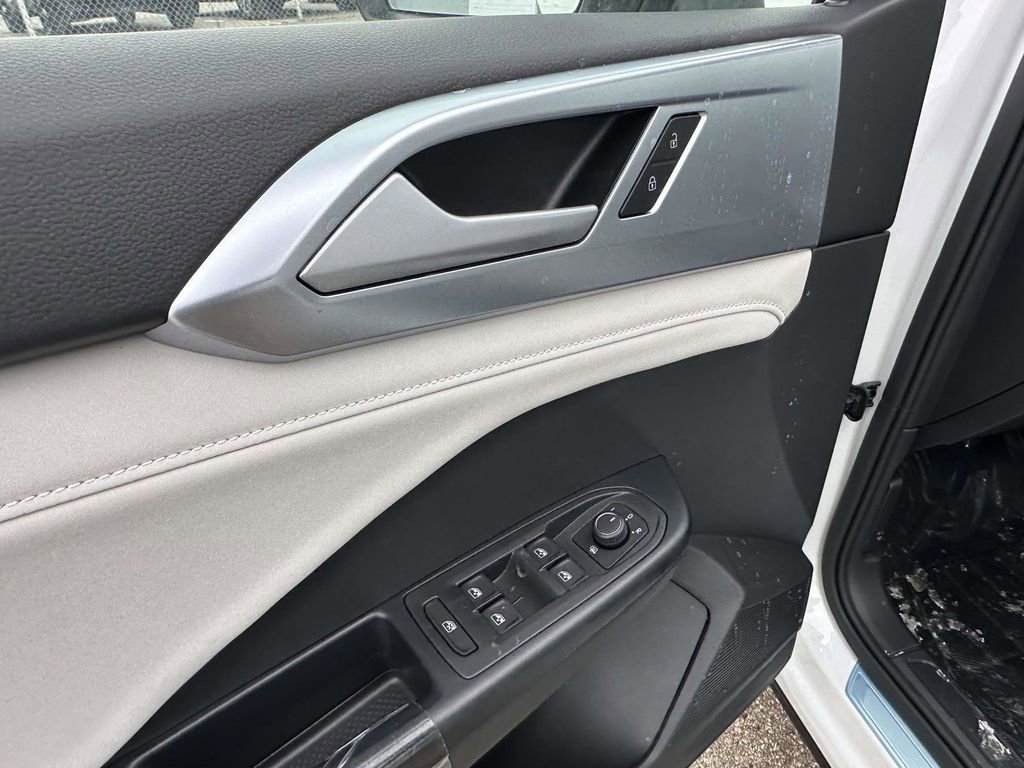 New 2026 Volkswagen Taos SE image 12