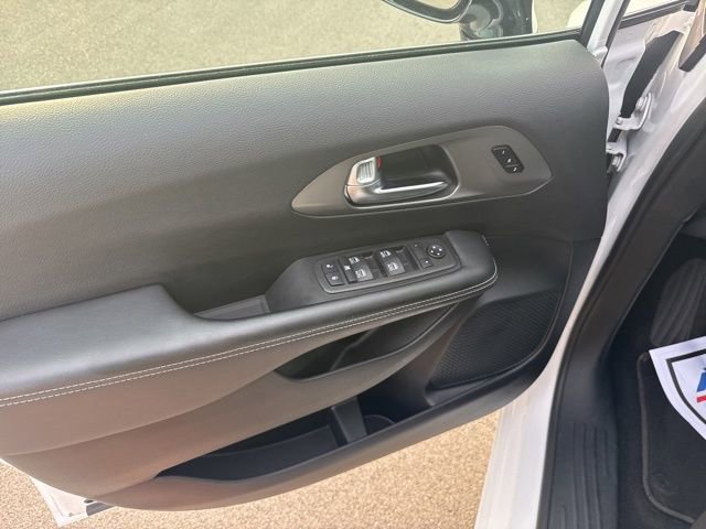 Used 2025 Chrysler Pacifica Select image 11