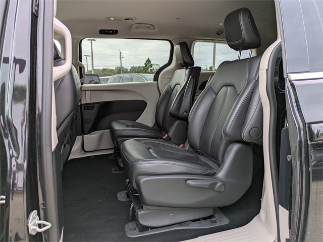 Certified 2024 Chrysler Pacifica Select image 15