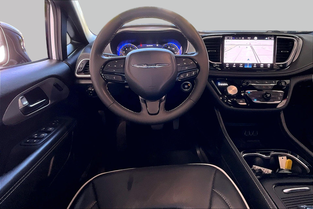 Used 2025 Chrysler Pacifica Limited FWD image 5