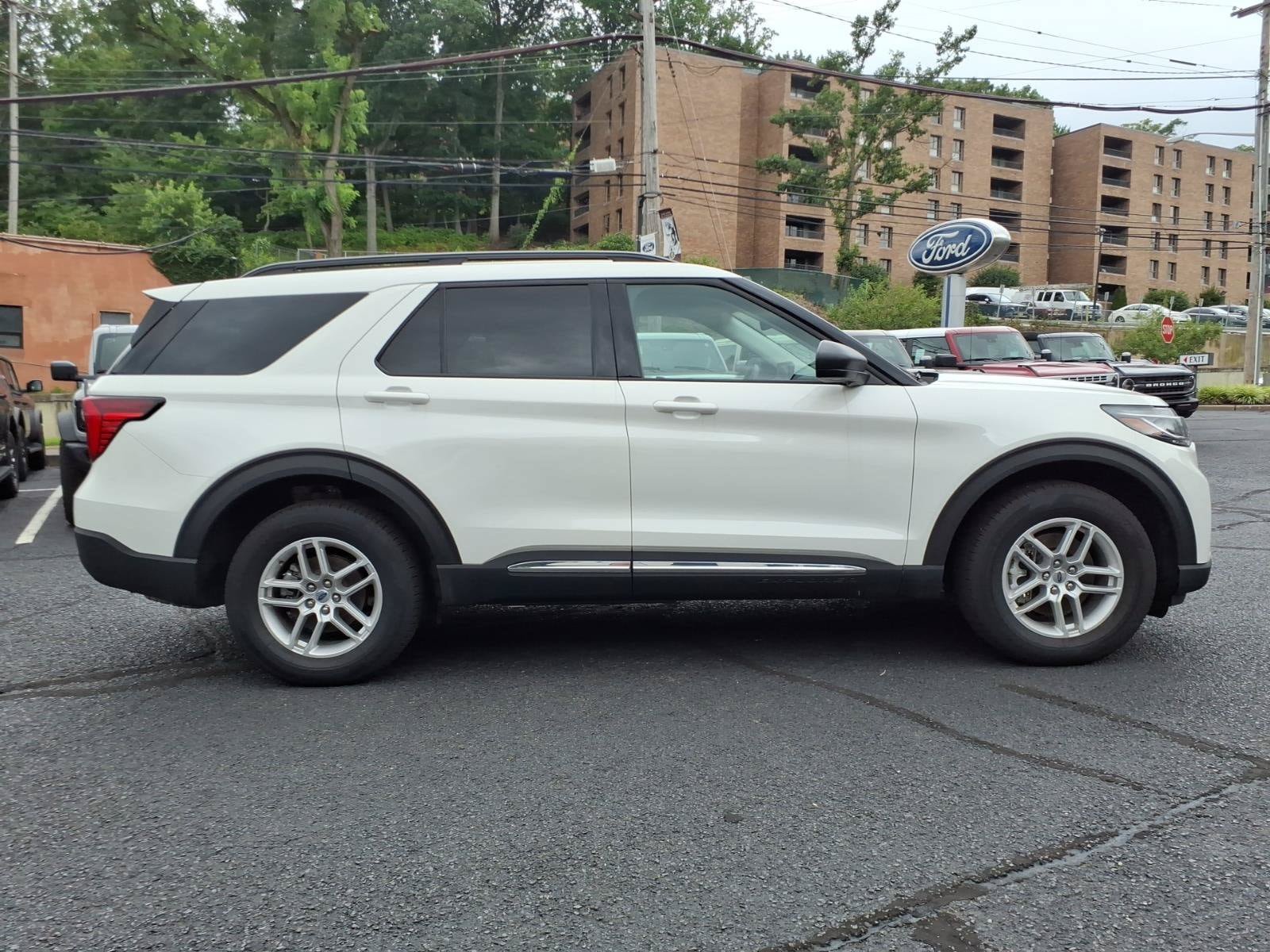 Used 2025 Ford Explorer Active AWD/4WD image 6