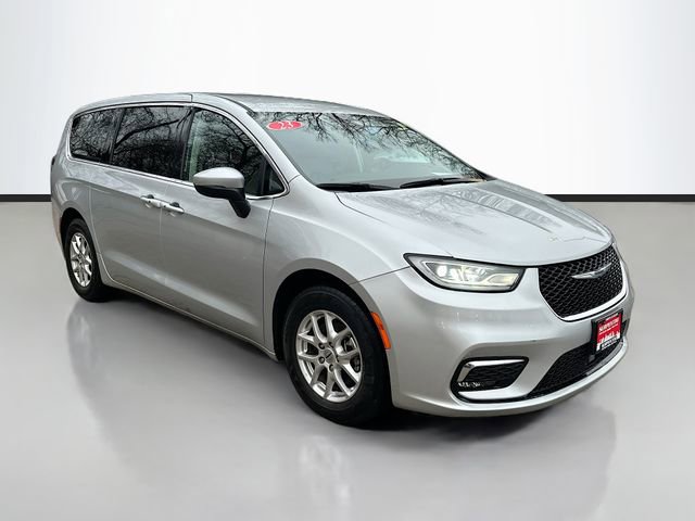 Used 2023 Chrysler Pacifica Touring-L image 3