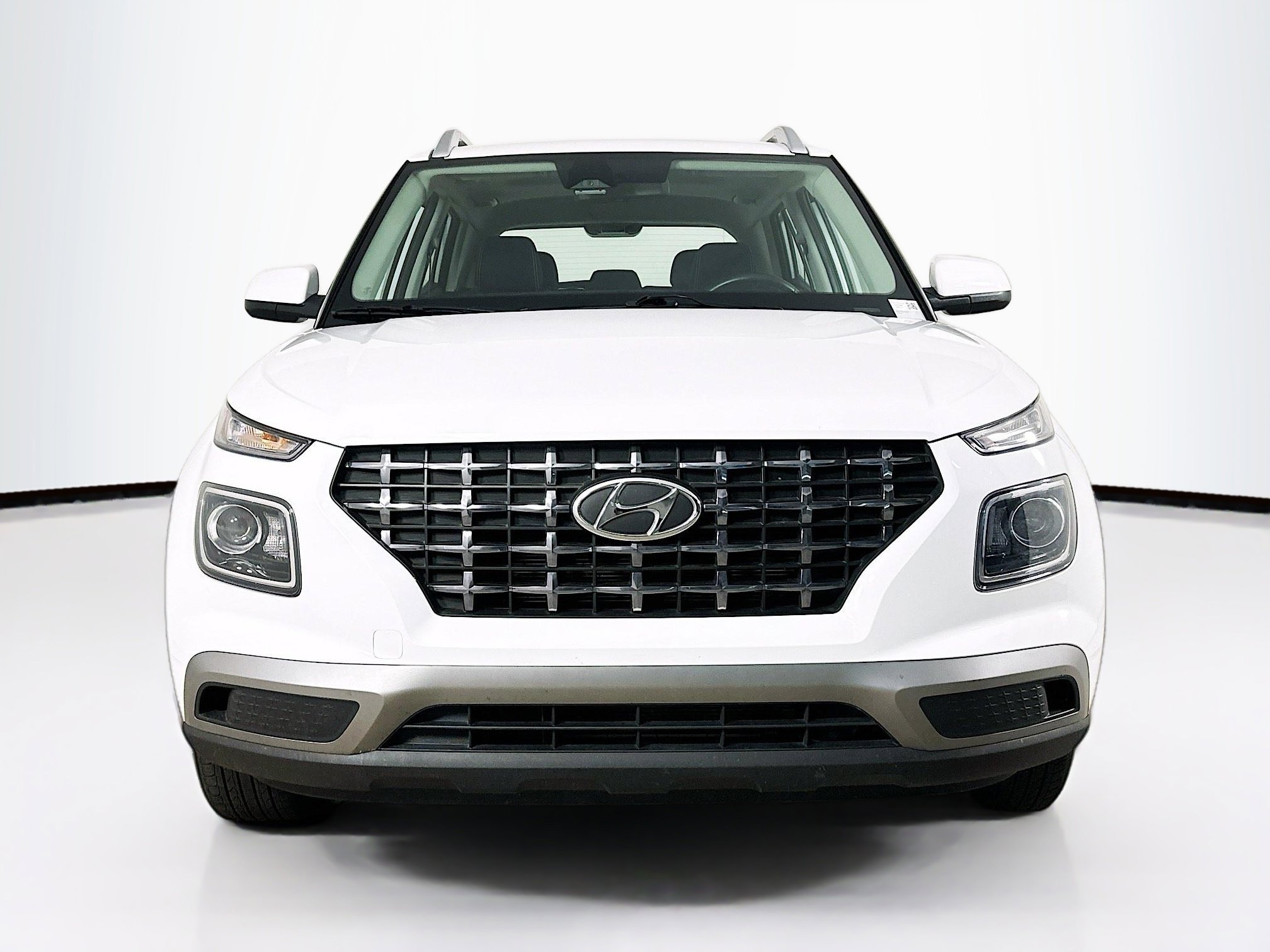 Used 2025 Hyundai Venue SEL FWD image 2