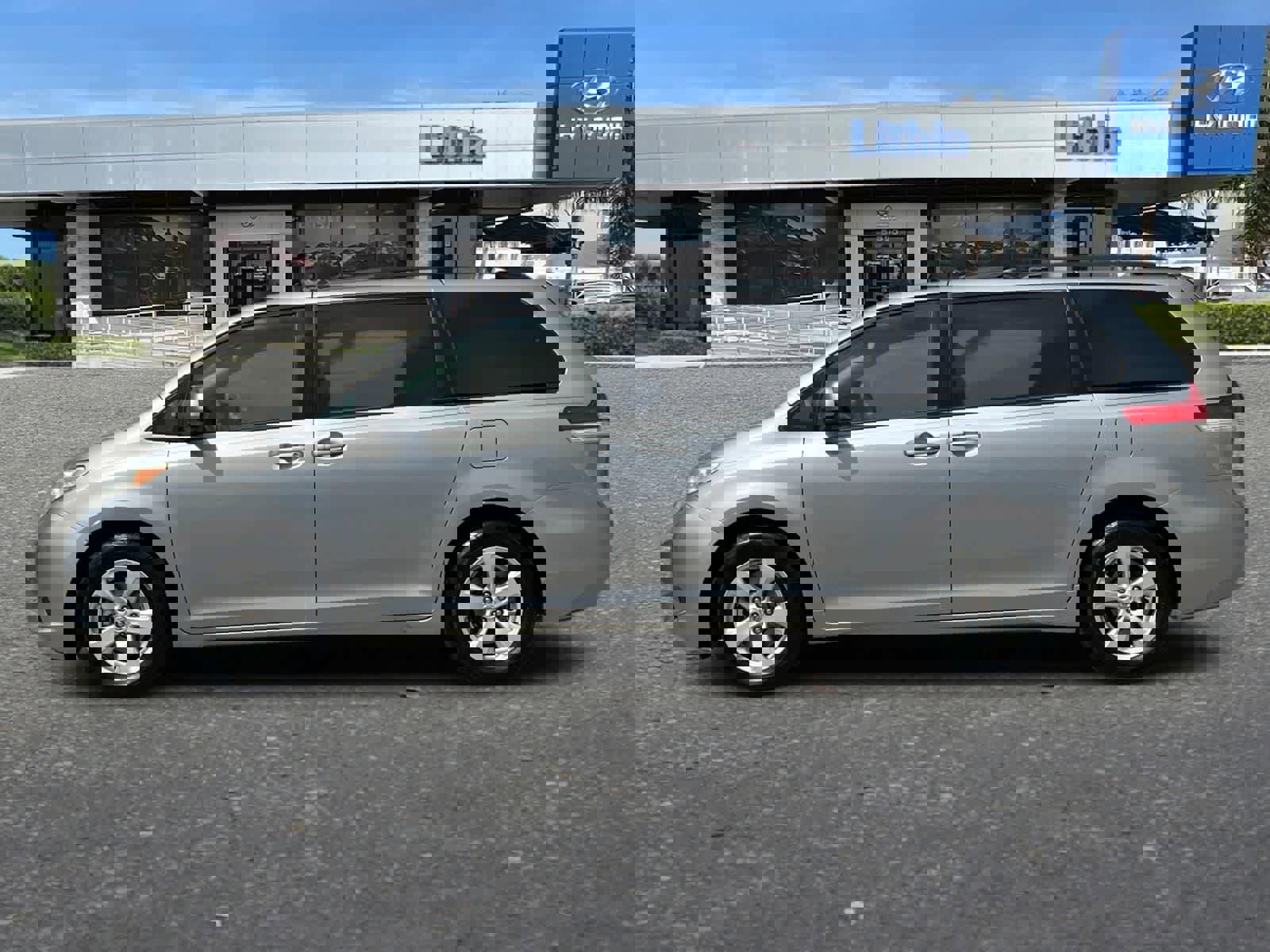 Used 2012 Toyota Sienna LE image 6