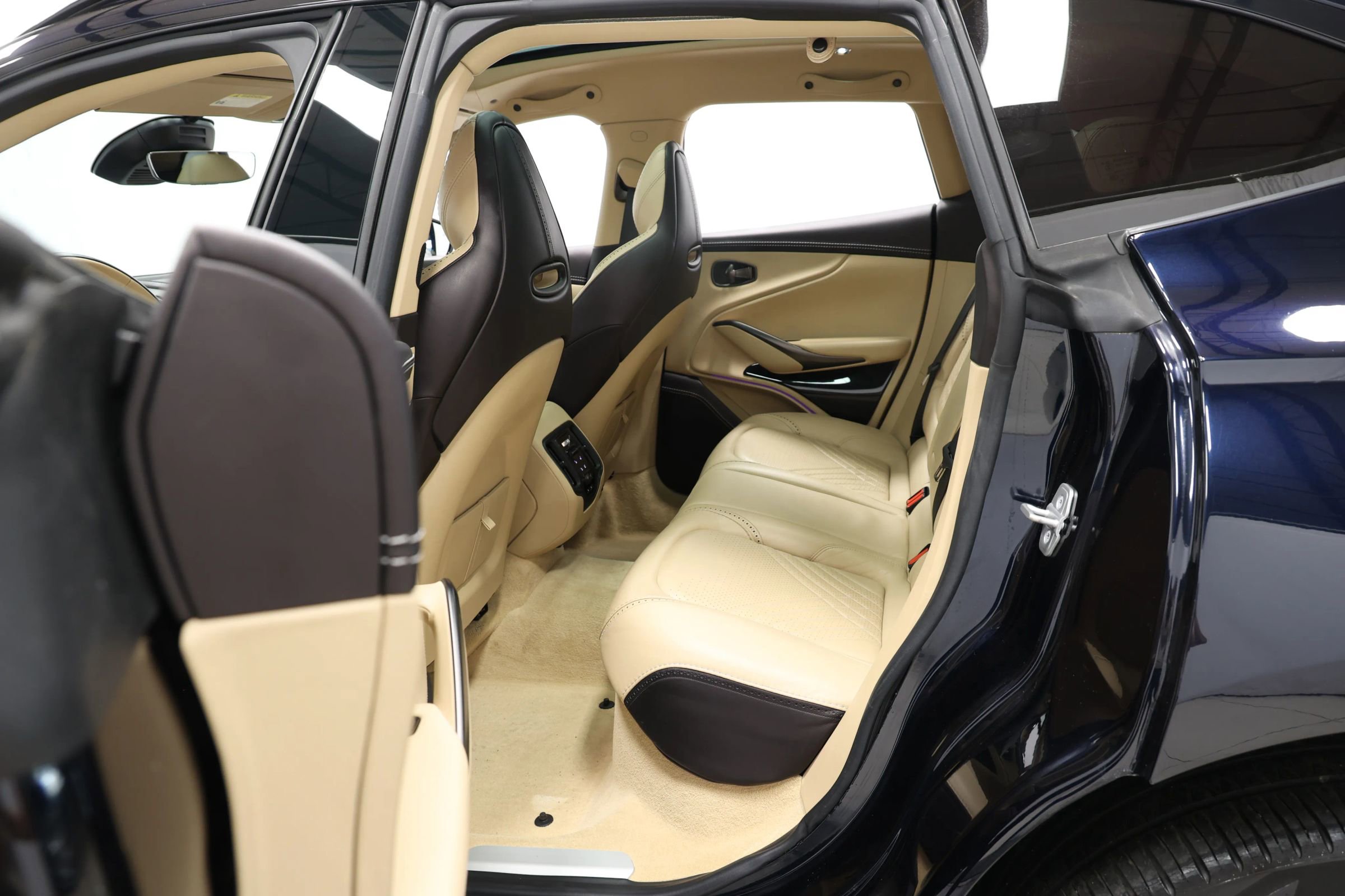 Used 2021 Aston Martin DBX image 52