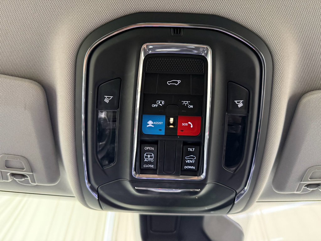 Used 2023 Jeep Grand Cherokee Laredo w/ Luxury Tech Group I AWD/4WD image 33