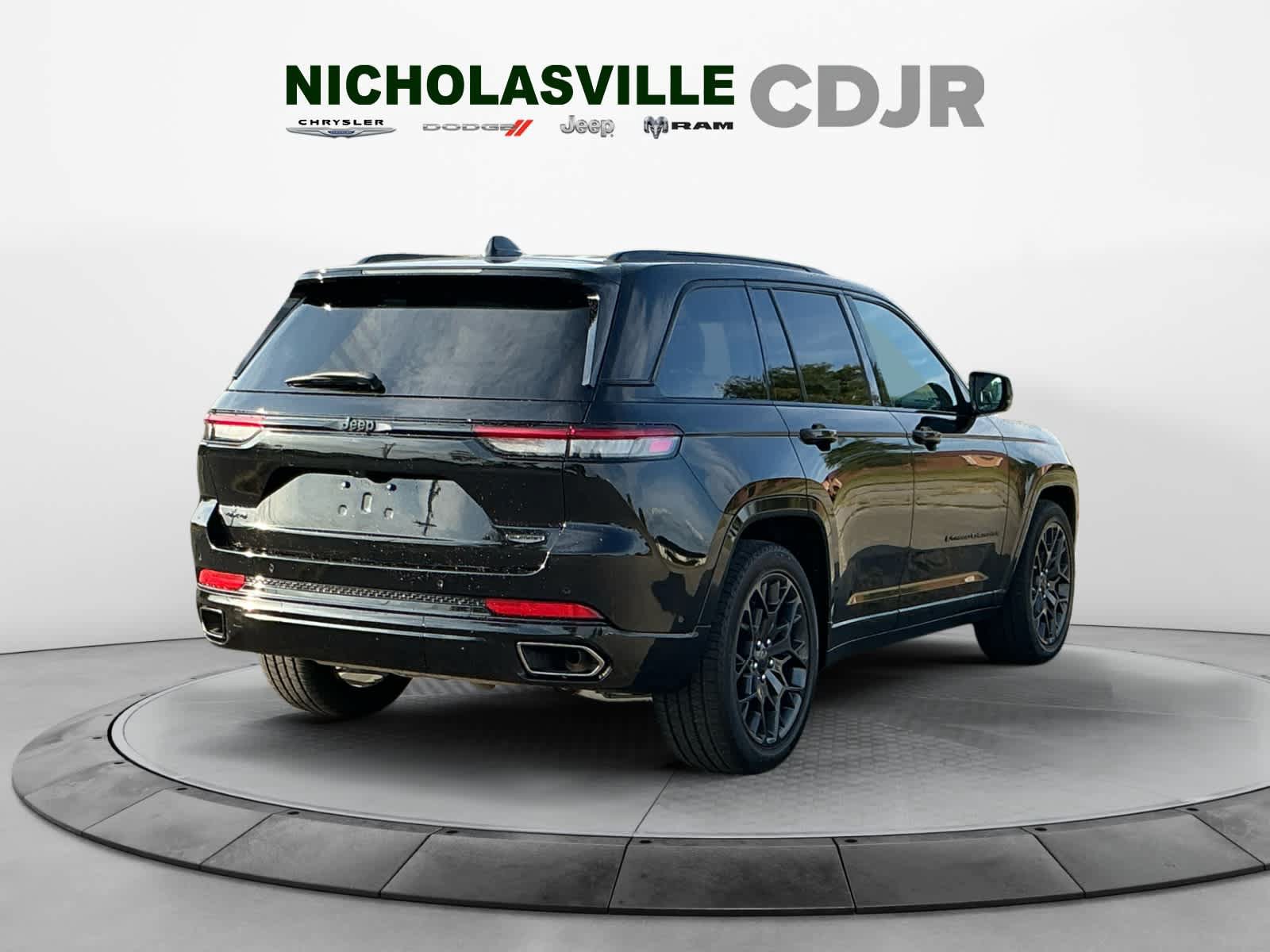 Used 2025 Jeep Grand Cherokee Summit w/ Obsidian Package AWD/4WD image 5