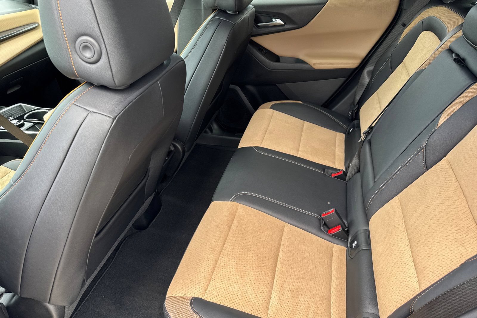 Used 2025 Chevrolet Equinox ACTIV w/ Safety and Technology Package AWD/4WD image 10