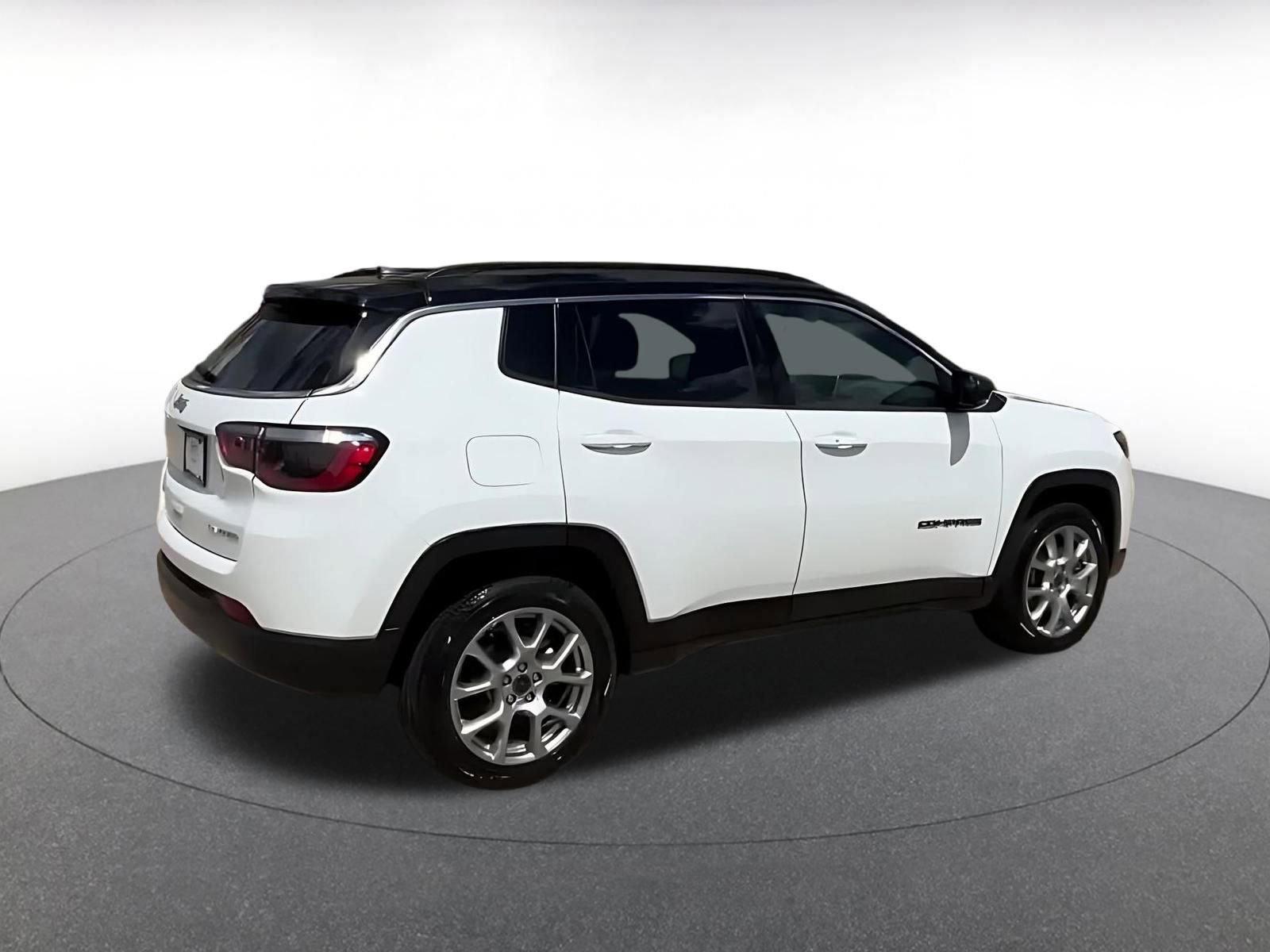Used 2025 Jeep Compass Limited image 14