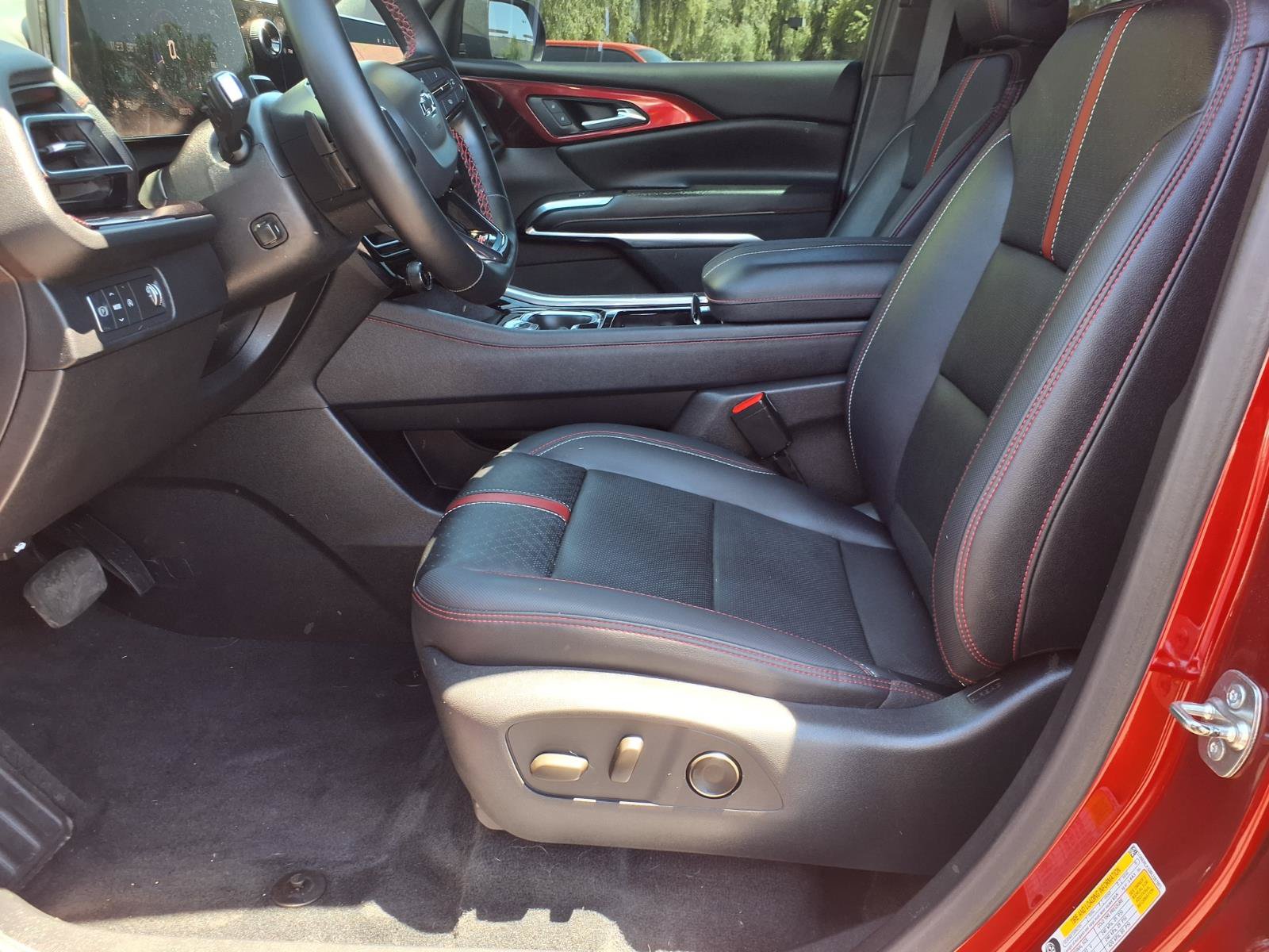 Used 2024 Chevrolet Traverse RS FWD image 22