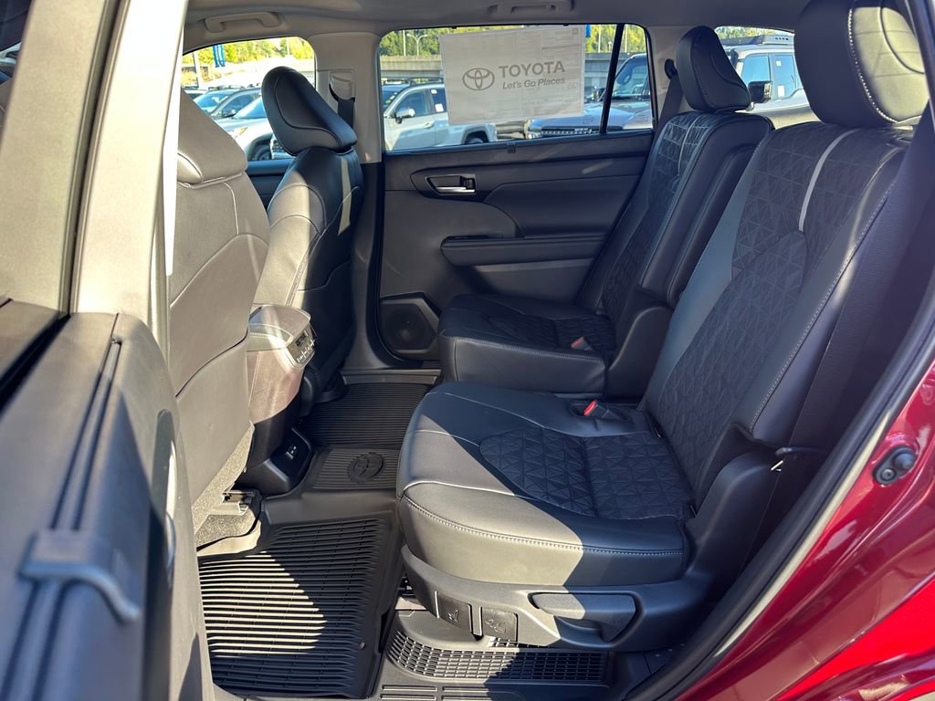 New 2025 Toyota Highlander XLE image 15