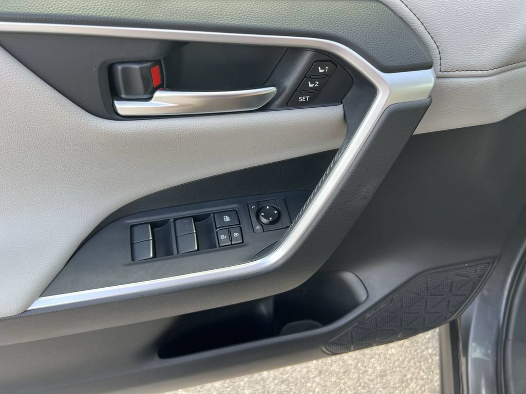 Used 2020 Toyota RAV4 Limited AWD/4WD image 15