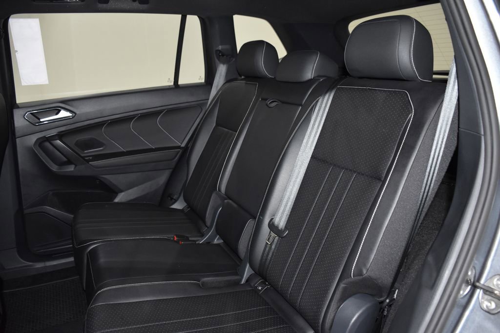 Used 2024 Volkswagen Tiguan SE R-Line image 30