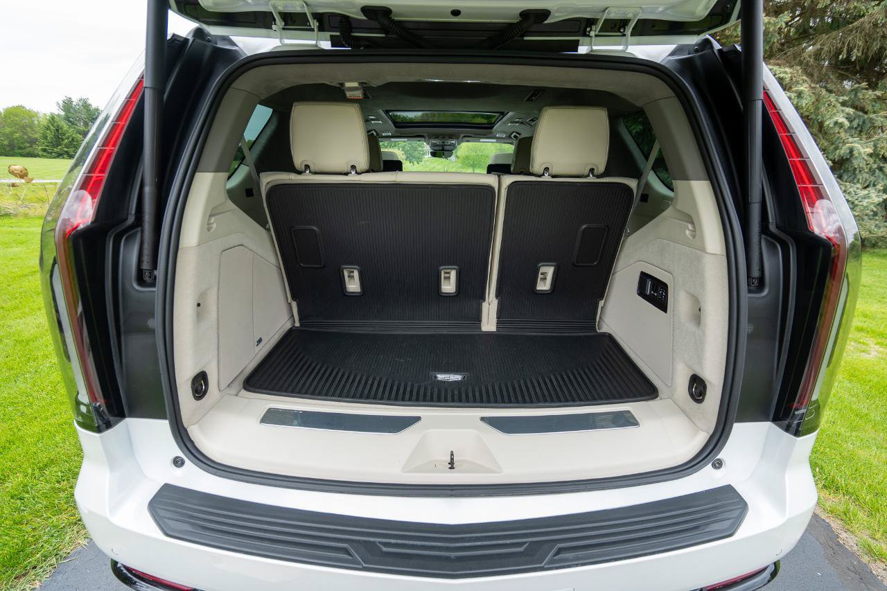 Used 2024 Cadillac Escalade Sport Platinum w/ LPO, ONYX Package AWD/4WD image 31