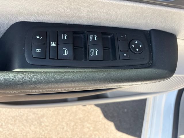 Used 2023 Chrysler Pacifica Touring-L FWD image 23
