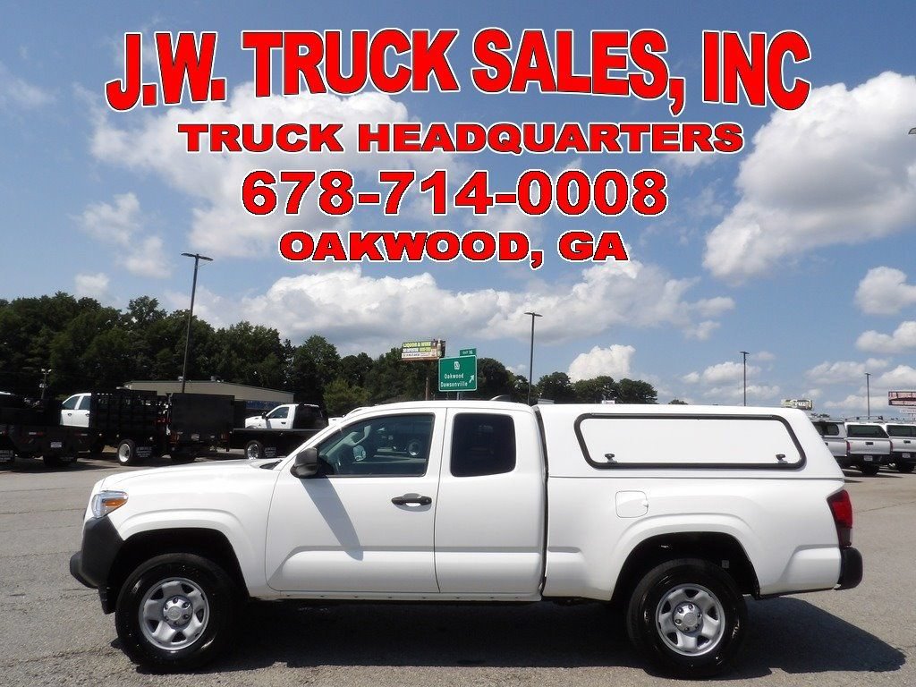 Used 2023 Toyota Tacoma SR RWD image 2