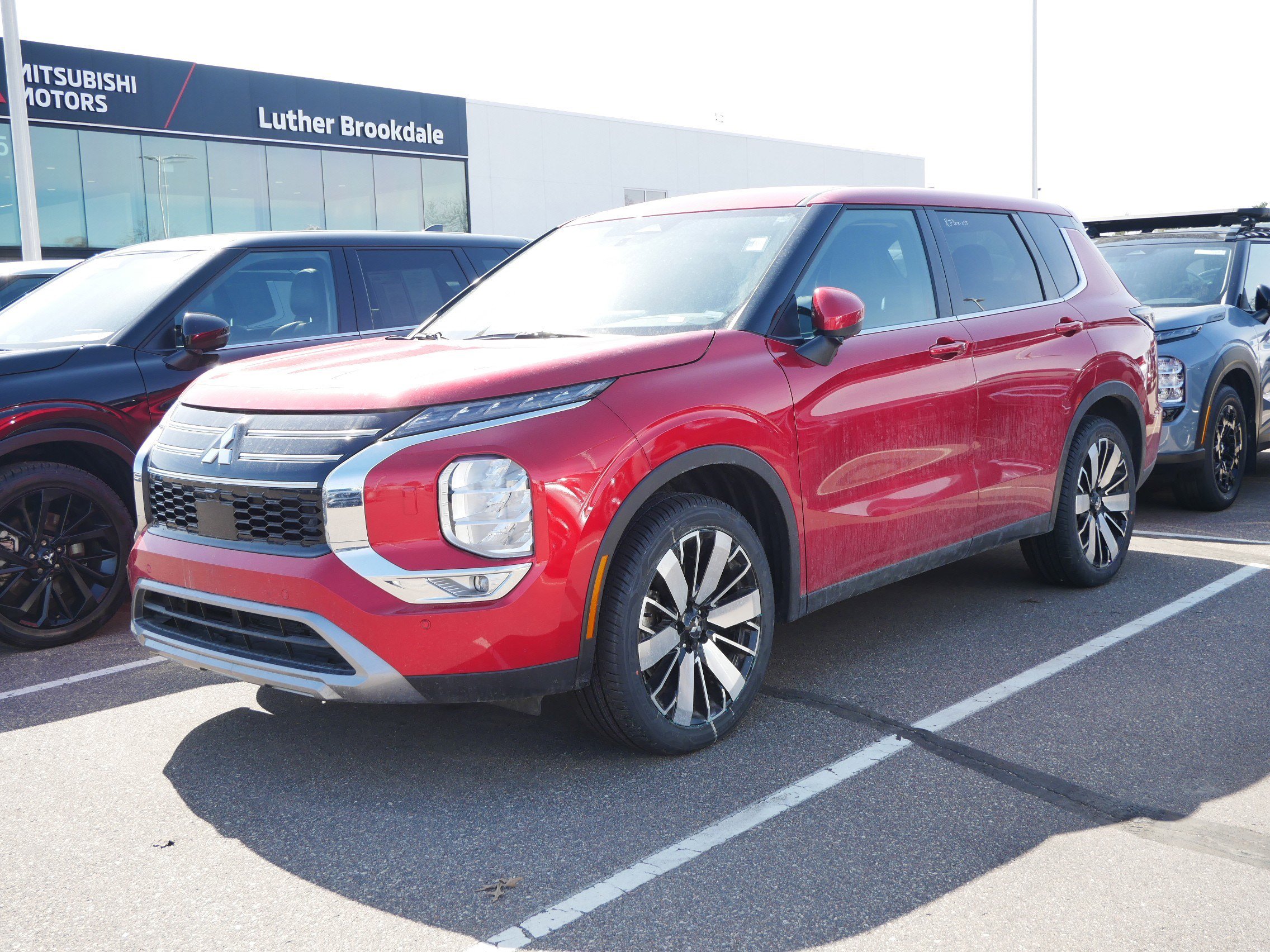 Used 2025 Mitsubishi Outlander SE image 3