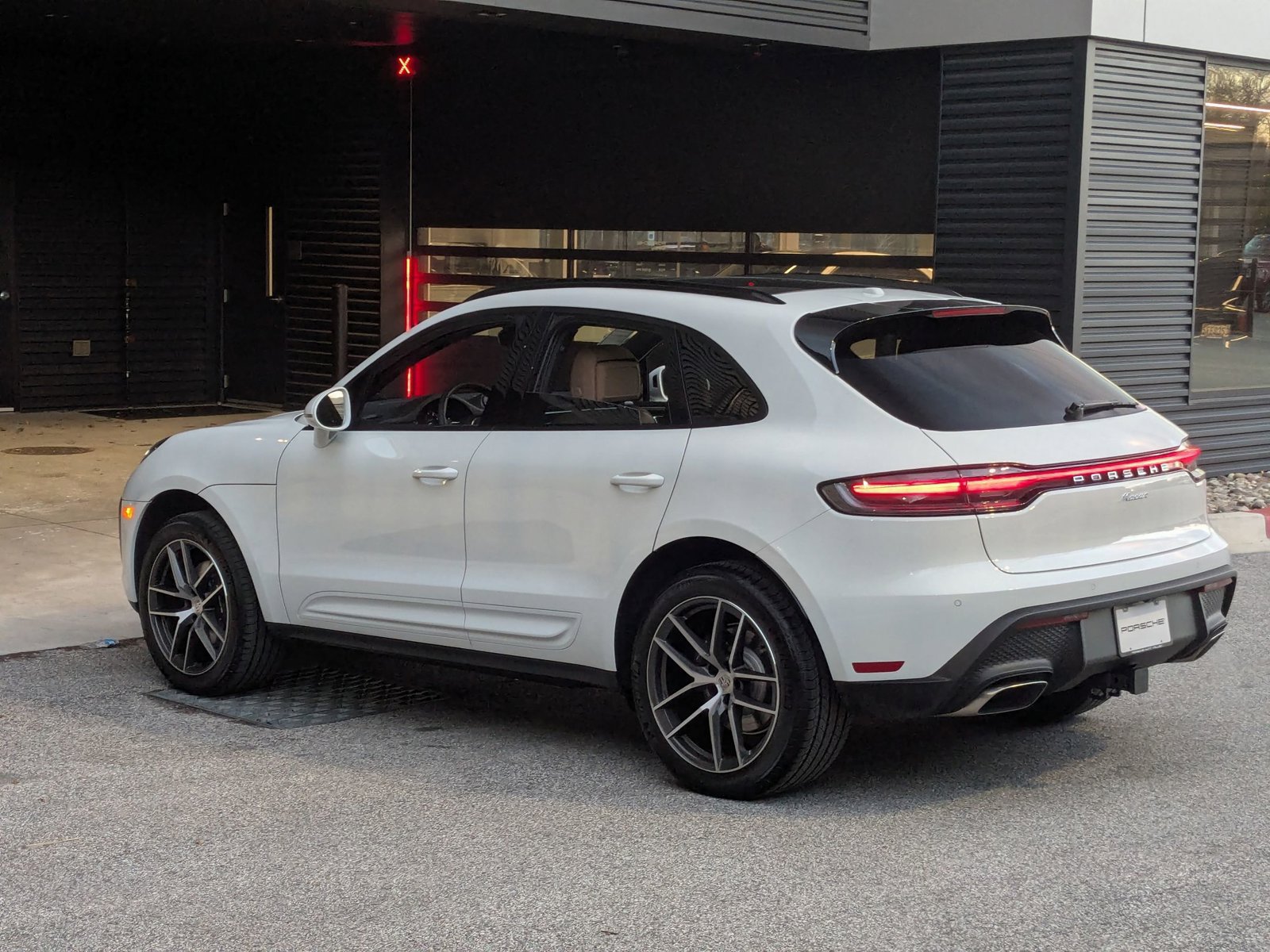 Certified 2026 Porsche Macan AWD/4WD image 3