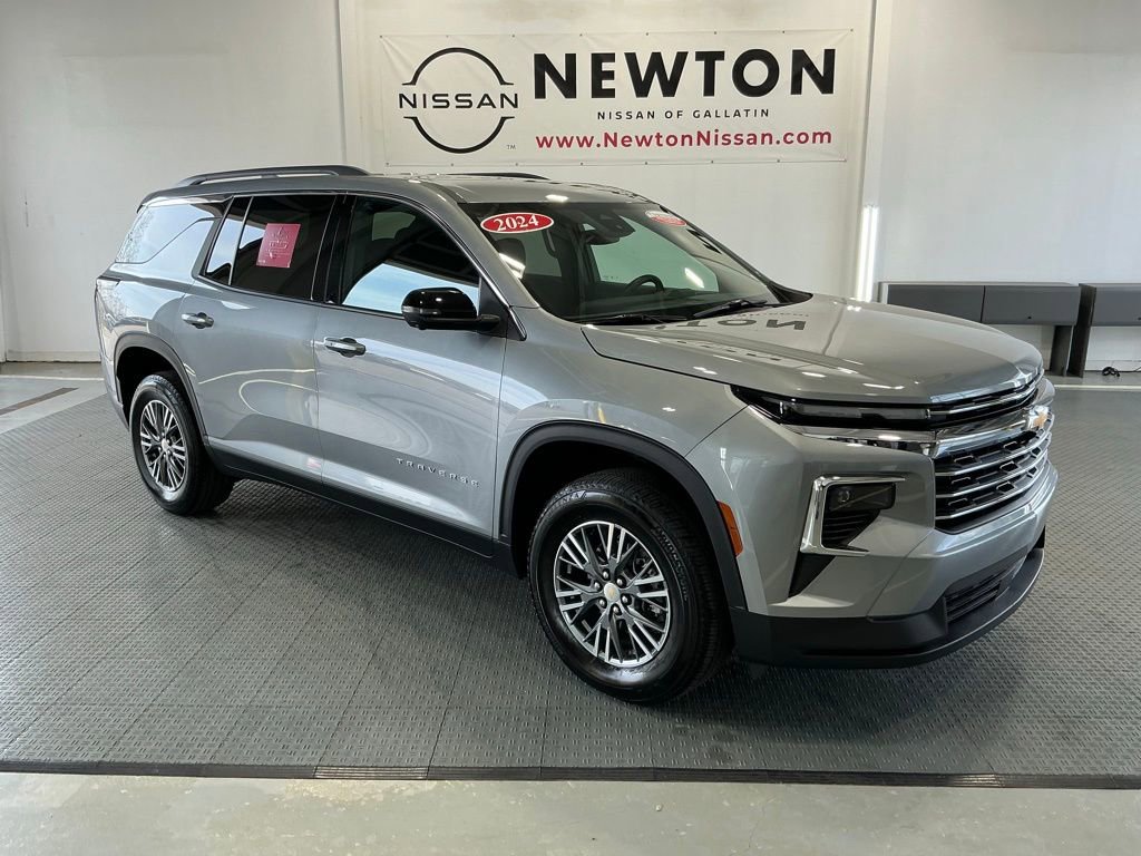 Used 2024 Chevrolet Traverse LT image 1