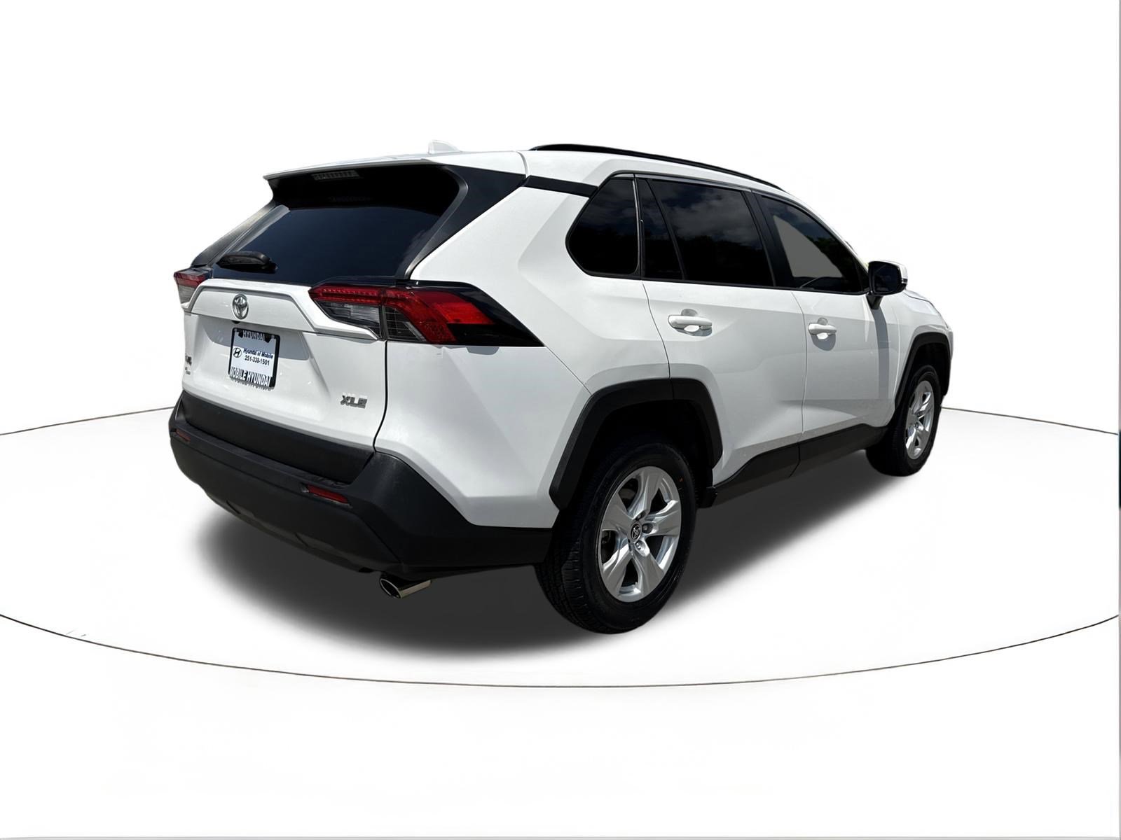 Used 2021 Toyota RAV4 XLE w/ Convenience Package FWD image 3