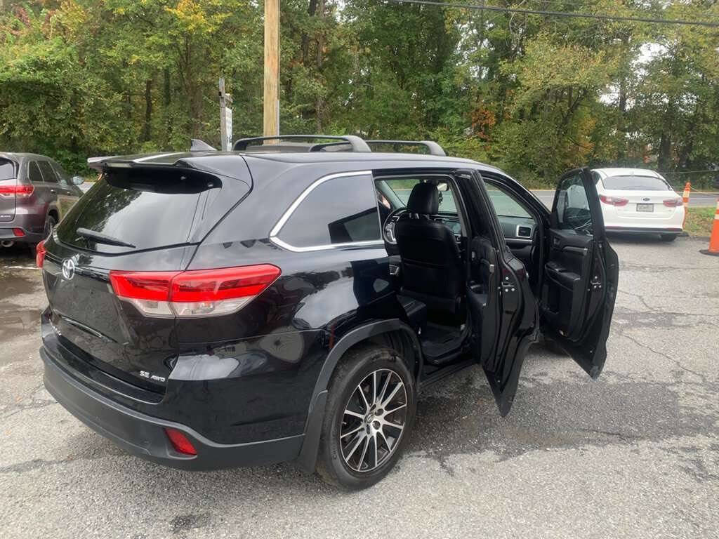Used 2018 Toyota Highlander SE image 9