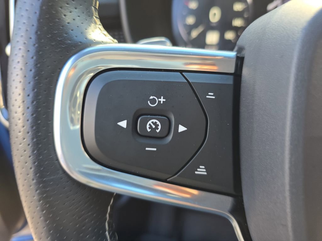 Used 2020 Volvo XC40 T5 R-Design w/ Protection Package Premier image 21