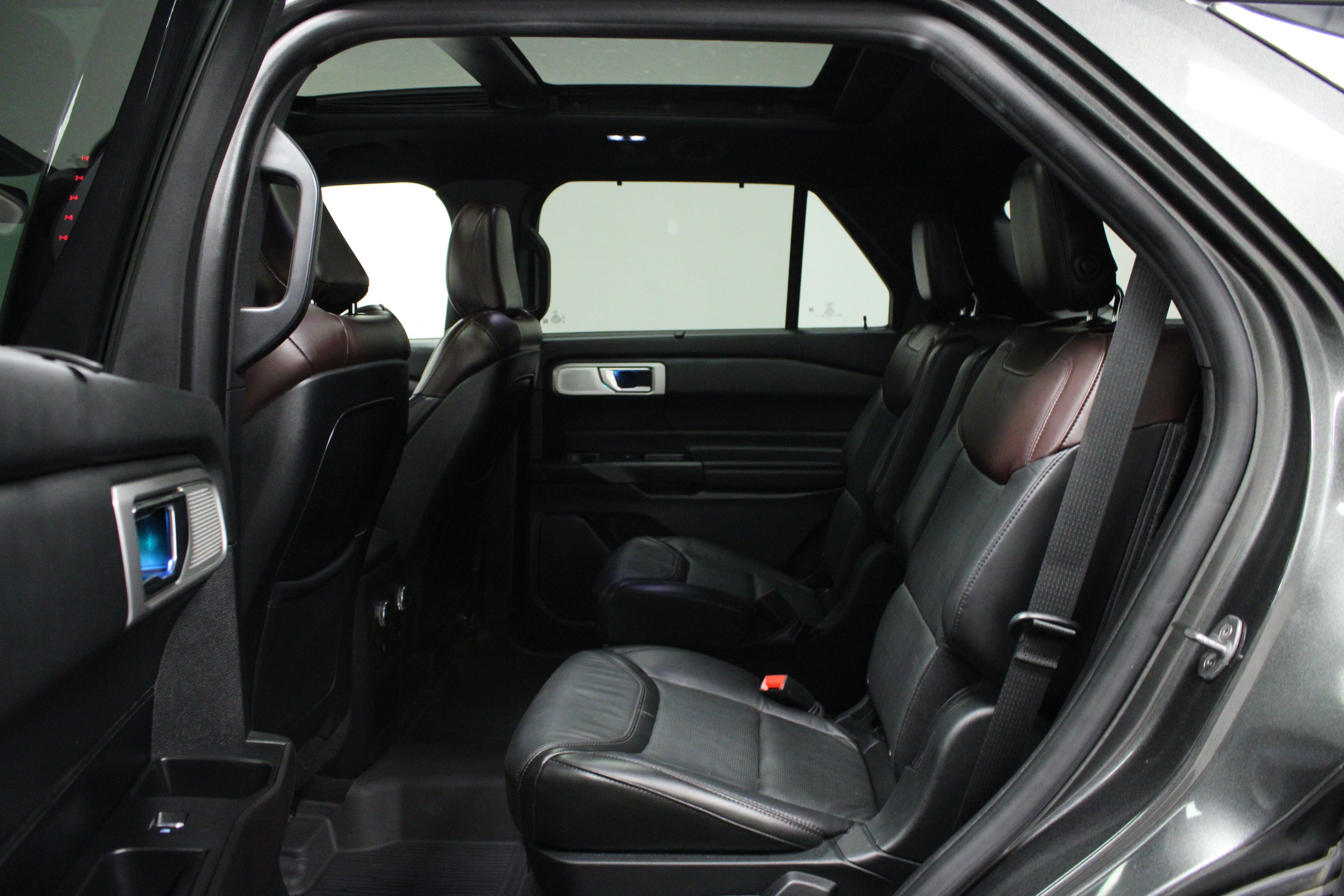 Used 2020 Ford Explorer Platinum w/ Premium Technology Package AWD/4WD image 13