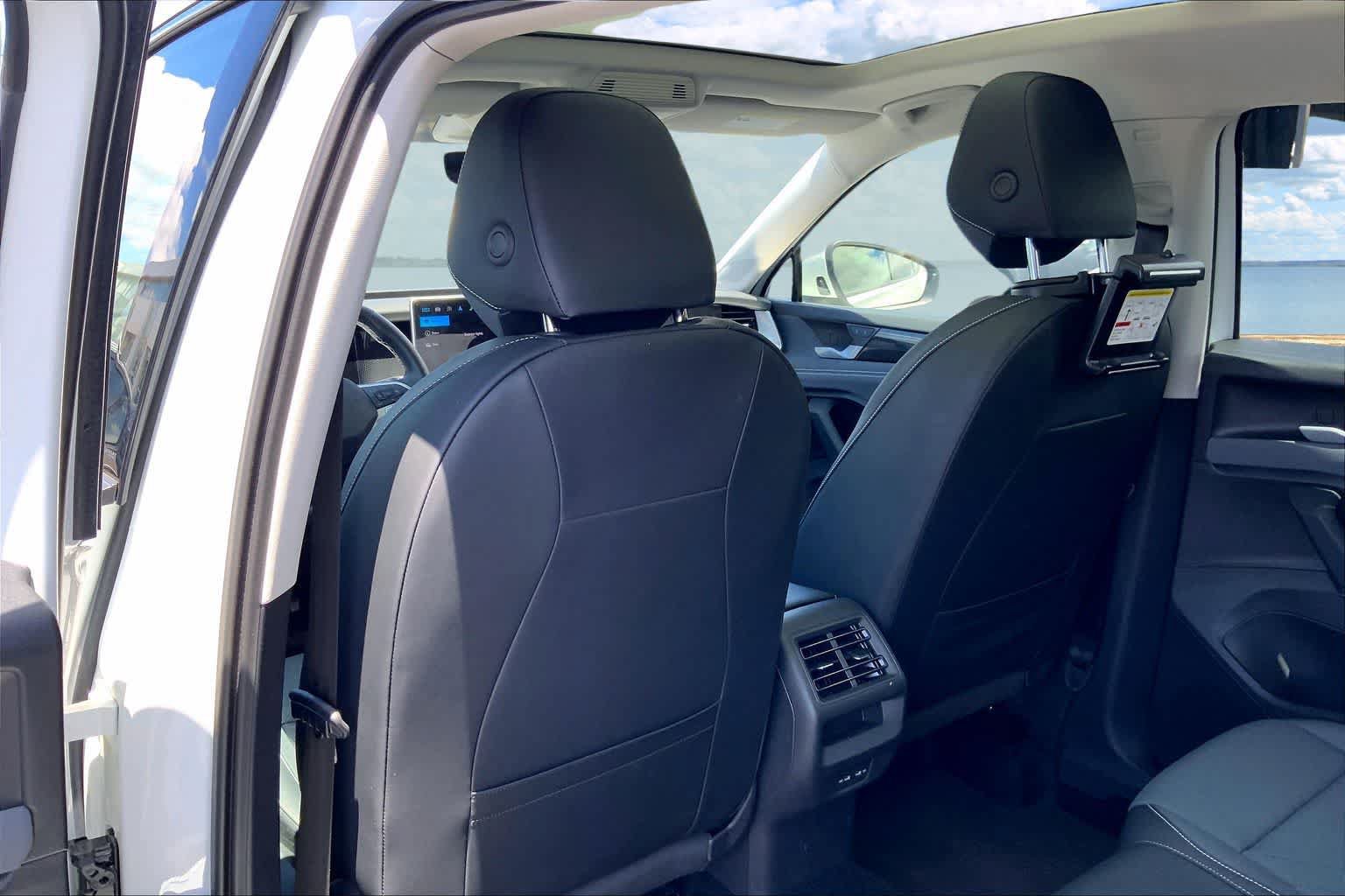 Certified 2025 Volkswagen Tiguan SE AWD/4WD image 12