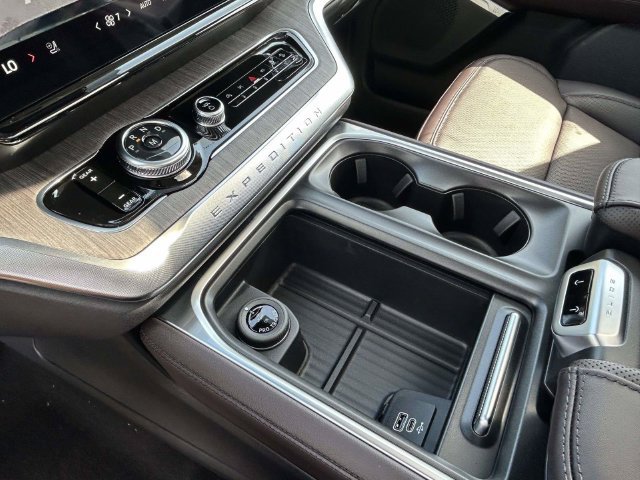 New 2026 Ford Expedition Platinum w/ Platinum Ultimate Package AWD/4WD image 17