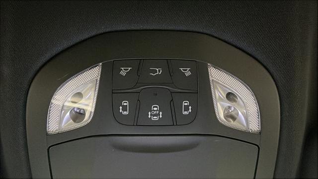 Used 2024 Chrysler Pacifica Limited FWD image 33