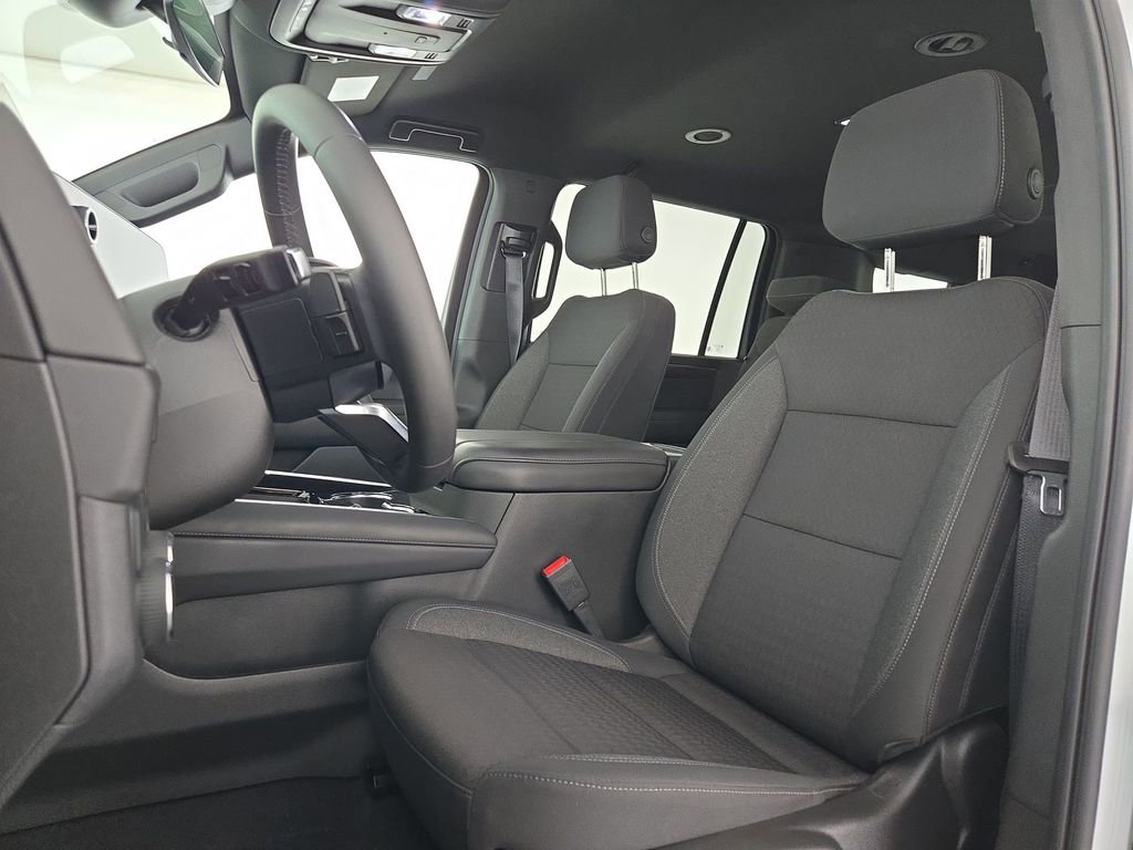 Used 2025 Chevrolet Suburban LS image 25