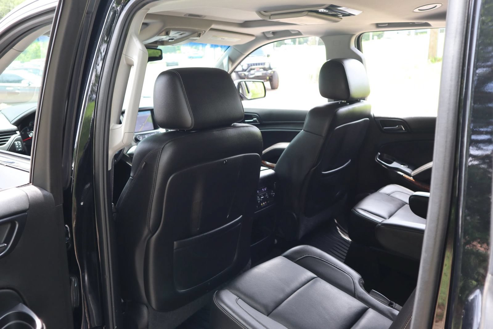 Used 2015 Chevrolet Suburban LTZ RWD image 11