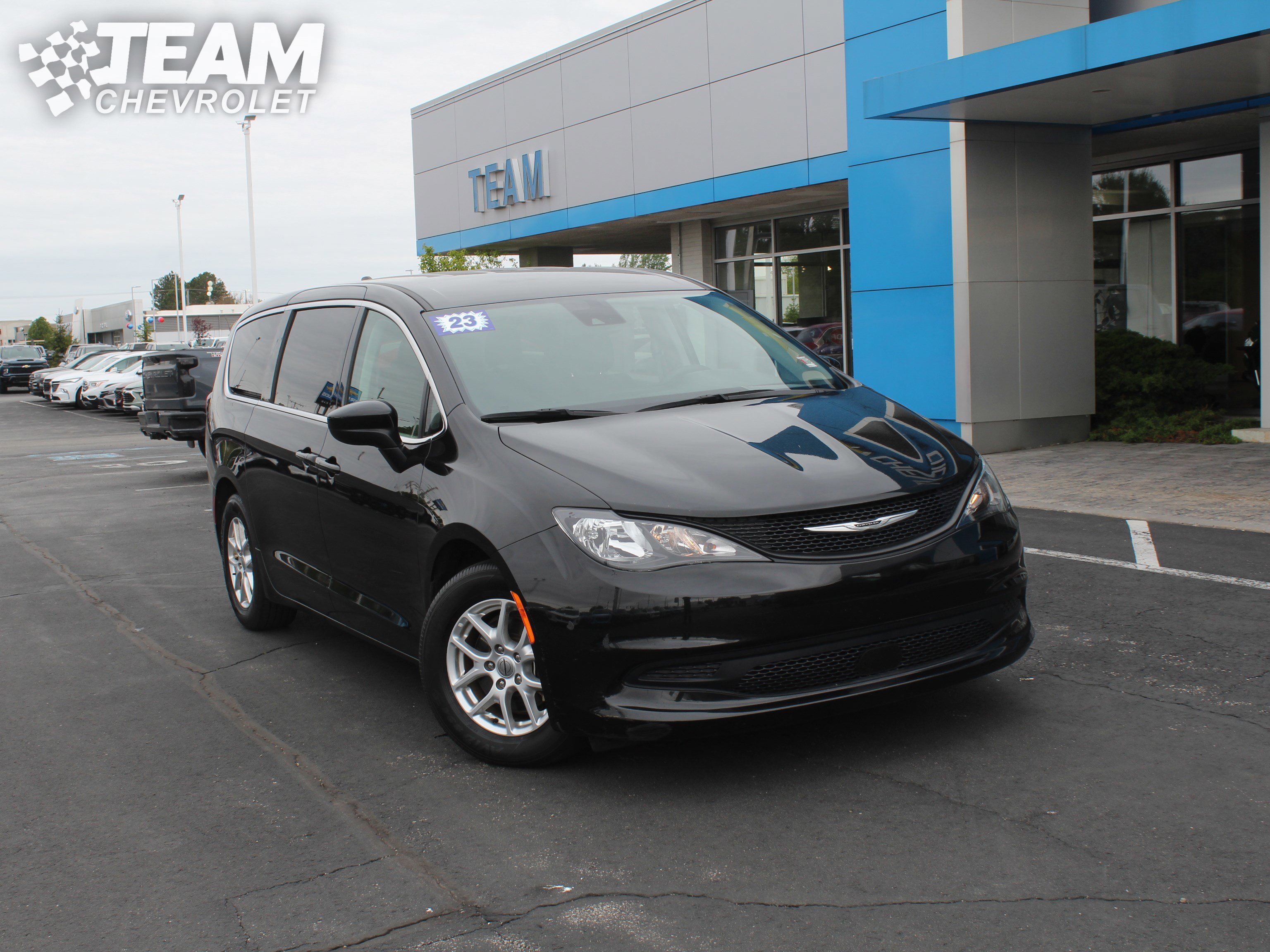 Used 2023 Chrysler Voyager LX FWD image 2