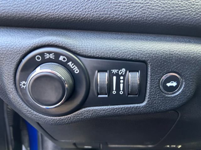 Used 2016 Chrysler 200 Limited image 18