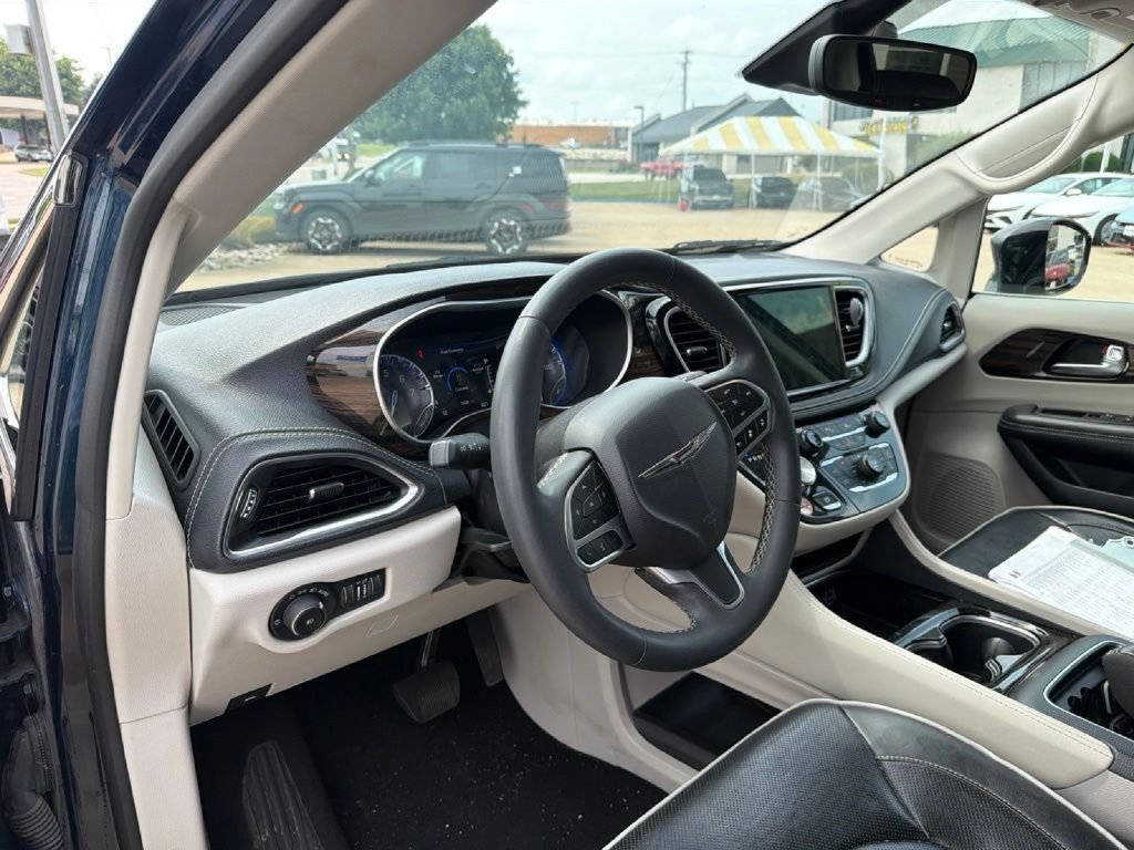Used 2024 Chrysler Pacifica Limited FWD image 18
