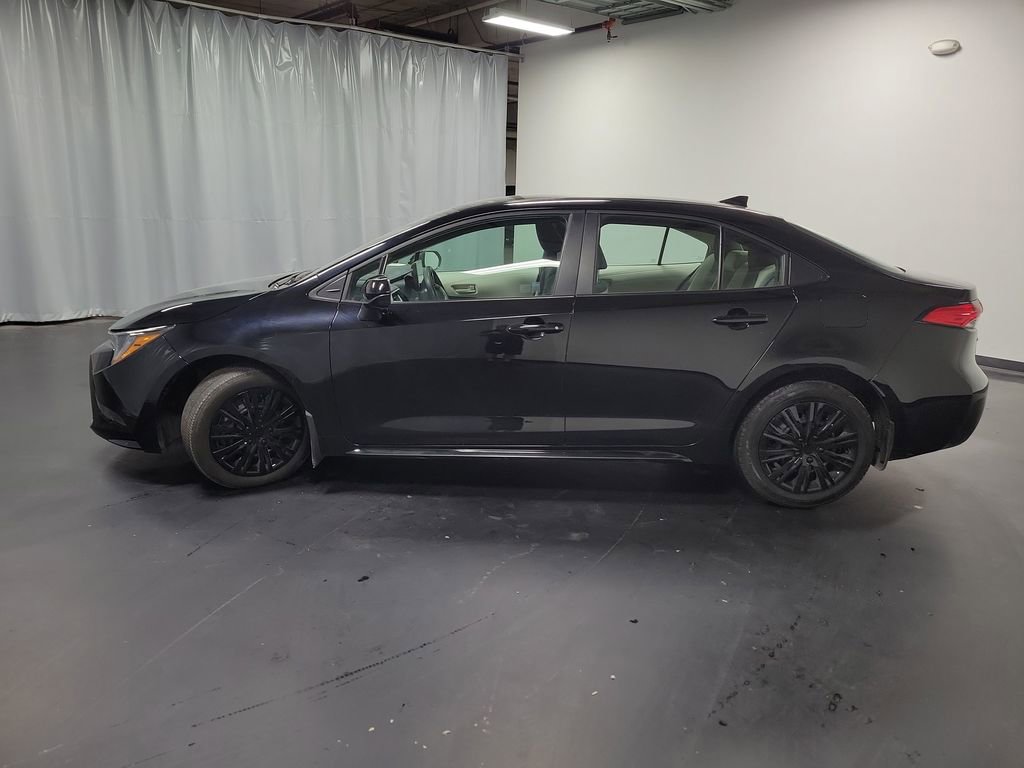 Used 2025 Toyota Corolla LE FWD image 5