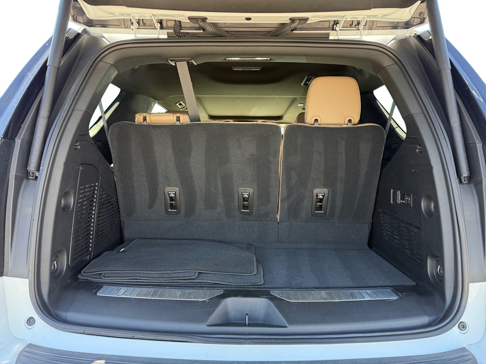 Used 2023 Chevrolet Tahoe Premier w/ Advanced Technology Package AWD/4WD image 17